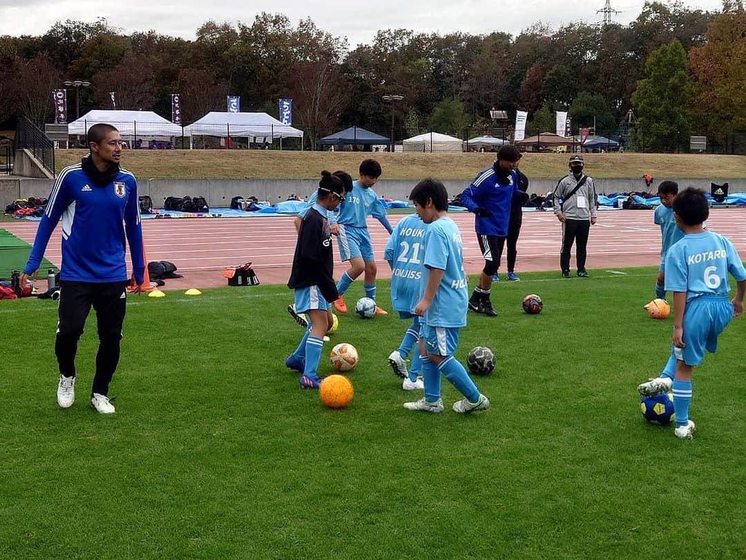 坪井慶介さんのインスタグラム写真 - (坪井慶介Instagram)「「宝くじドリームサッカーin庄原」  寒い中ではありましたが、子供達のエネルギーと庄原市選抜の皆さのんエネルギー、J-OBのおじさん達の全力プレーで寒さを吹き飛ばしました！！  全力で考える！全力でプレーする！全力で楽しむ‼️ （加地くんの挨拶） この挨拶の通り、会場に来てくださった皆さんも含めて、盛り上がりました👍👍  比婆牛カレーパンで地元の味も堪能！！  #宝くじ  #宝くじドリームサッカー  #庄原市  #サッカー教室  #金田喜稔 さん #本山雅志 と #サッカーキョウシツボイ  #ドリブルトレーニング で #スライディング しまくる😁 #スライディングボイ  #ミニゲーム は #もちろん  #大人気ない大人 です #大人との試合 は #ダッシュ 💨 #ダッシュボイ  #同い年5人 そろいましたー #比婆牛  #比婆牛カレーパン」11月12日 22時34分 - keisuke_tsuboi0916