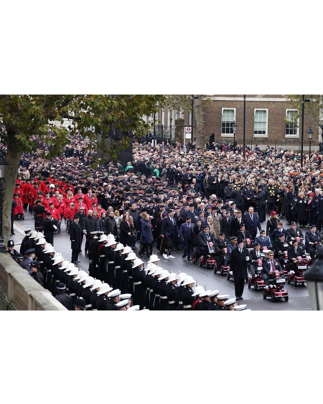 ウィリアム（ケンブリッジ公）さんのインスタグラム写真 - (ウィリアム（ケンブリッジ公）Instagram)「Remembering those who served this country today, and every day. Lest we forget.」11月12日 22時26分 - princeandprincessofwales
