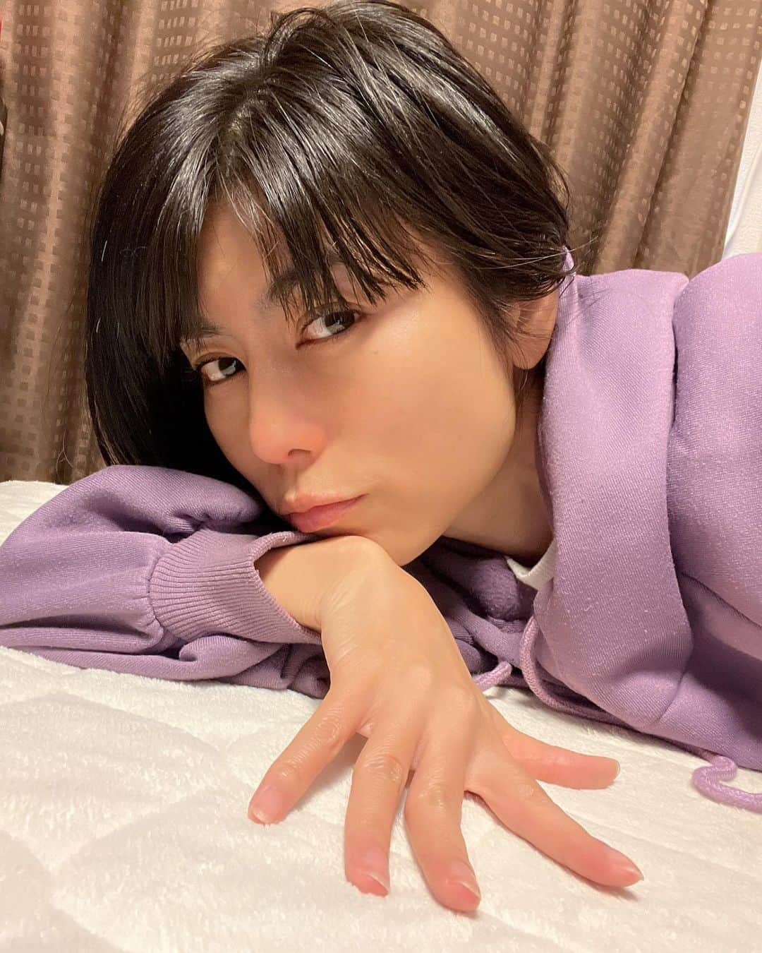 芳野友美さんのインスタグラム写真 - (芳野友美Instagram)「地元にある#飯塚高校サッカー部 が#全国高校サッカー選手権 福岡大会で強豪#東福岡高校 に勝利し、全国大会出場が決定したそうです🙌 　 凄い☆おめでとうございます！ 先日、中辻監督にお会いする機会があり「応援してます！頑張ってください！！」と直接伝えることができたんですけど、早速の朗報、嬉しいです！！！ 　 全国大会が楽しみになりました～✨ 　 しかし今日はまた一段と寒いですね。 ということで、お布団あったかアイテム第二弾投入しました！起毛パッド！！ 　 第一弾はお布団と枕をモコモコシーツに。 そして今日からベッドのマット側もモコモコ。 これで布団に入っても冷たくない！ あとは厚手の毛布と、最後の砦である電気毛布が控えてます😁」11月12日 22時26分 - yumi_yoshino_1980