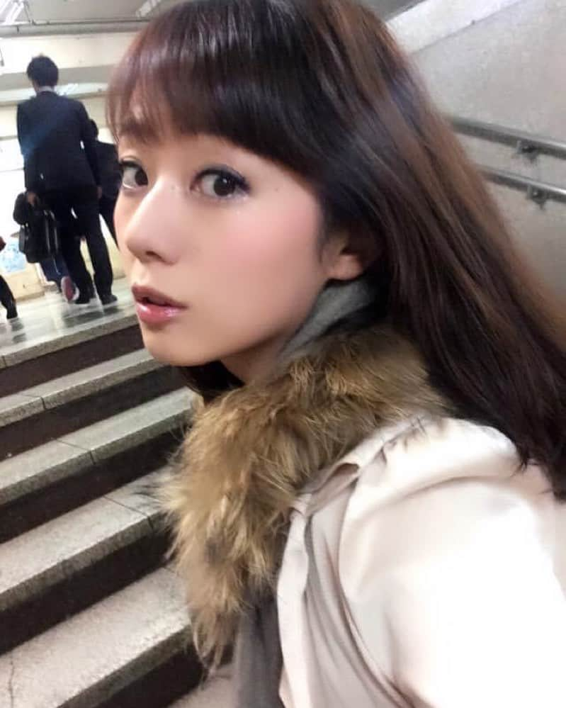 三井智映子のインスタグラム：「先週の相場を振り返りましょう。  1日のFOMCでFRBが政策金利の据え置きを全会一致で決定し、もう利上げがされないのではという期待感や11月4日に発表された10月の米雇用統計は、総じて予想を下回る内容で雇用情勢の軟化を示したことで長期金利がピークアウトした形になっていることが相場の支えとなっています。その流れは先週も継続。 先週は国際通貨基金（IMF）主催のイベントでパウエル議長がインフレを2%のターゲットに戻すために金融政策が十分に景気抑制的な水準に達したかについて確信に至っていない旨の発言をして、追加利上げも除外しないタカ派的な姿勢から米長期金利は再び上昇する場面もあったものの、総じて米長期金利上昇が一服したと言える値動きからハイテク株などを中心に(ナスダックは水曜まで9連騰)買われました。 週末10日の米市場は上昇。ダウ平均は前日比391ドル16セント高の3万4283ドル10セントと3日ぶりに反発しています。  日本市場では先週の日経平均は週足で618円22銭の上昇。2週続伸となりました。 週末10日の日経平均株価は前日比78円35銭安の3万2568円11銭と反落しています。 決算発表ラッシュで個別銘柄が活況。ソニーグループやソフトバンクグループが軟調な決算でした。ソフトバンクグループは2023年9月中間連結決算で純損益が1兆4087億円の赤字で投資先企業の株価下落などから赤字幅が拡大しています。  今週は10日に格付け会社のムーディーズが米国債の格付け見通しをステーブル（安定的）からネガティブに引き下げたことがどう影響するかに注目を。引き下げの理由は米財政赤字の高止まりと債務支払い能力の低下であるとのこと。ムーディーズは財政計画が議会でまとまらないリスクが高まっているとも指摘しており、17日の債務上限問題、つなぎ予算の期限を迎えることにはご注意ください。 14日の10月消費者物価指数（CPI）や15日の10月小売売上高にも注目です。 またバークシャー・ハサウェイが来週後半にも円建て社債の発行条件を決める見通しであると報じられており、日本株の上昇要因となる可能性があります。 寒くなってきましたね！ 今週も良い1週間となりますように！  #投資家女子  #投資家さんとつながりたい  #相場概況」