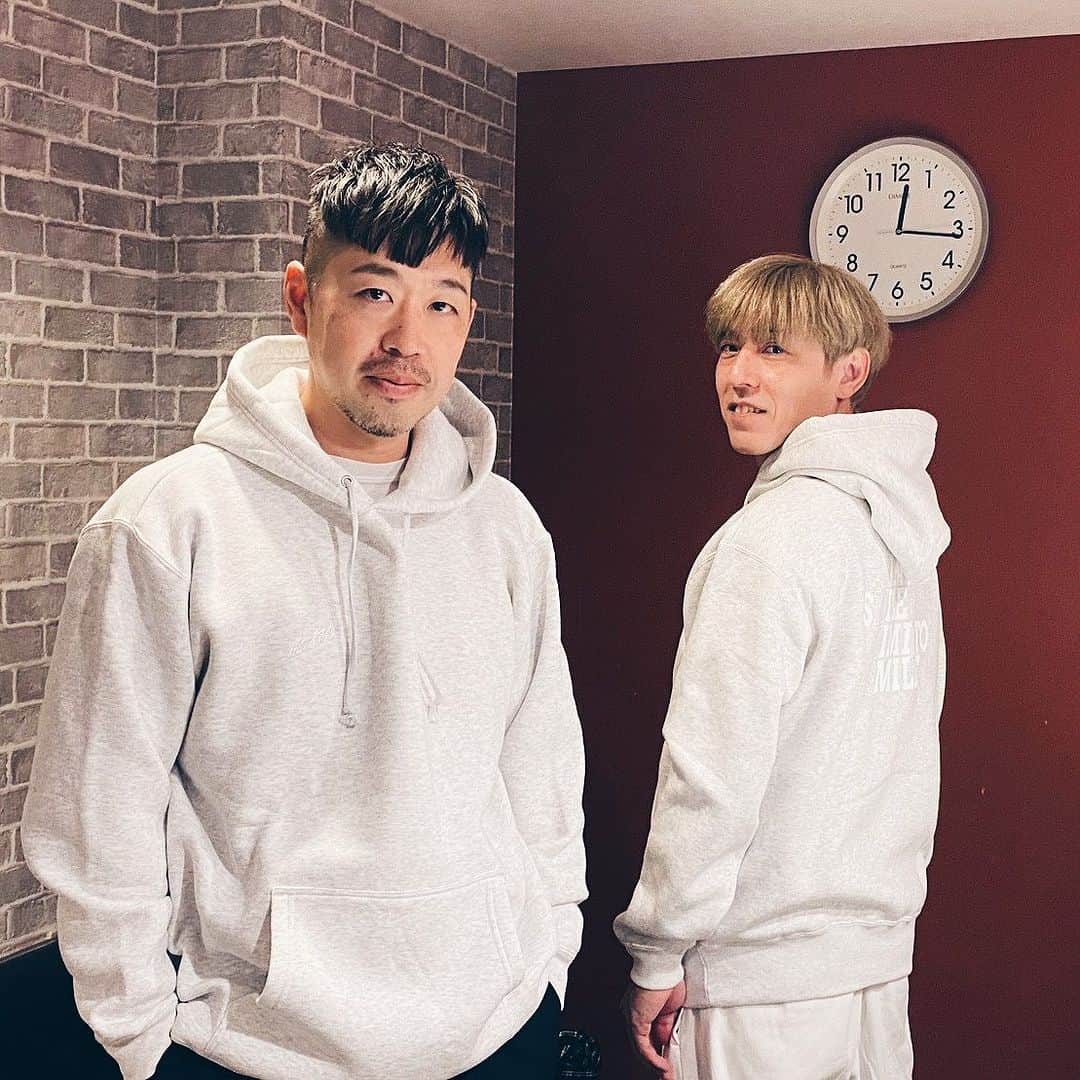 キンモクセイさんのインスタグラム写真 - (キンモクセイInstagram)「公演間近！ GOOD BYE APRIL 2MAN TOUR ✨What a Harmony Vol.3✨ タイムテーブル公開されました！（写真4枚目） コラボタイムにはあんな曲やこんな曲、グッバイエイプリルさんとのスペシャルユニット『こんなもんで終わりだと思ったら、大まちGuys』でも何やら素敵なことが起こりそうです…！ チケット発売中🎫 https://eplus.jp/sf/detail/1746220001  また当日はキンモクセイ🆕グッズも会場にて販売いたします！（写真3枚目） 今回イチ押し🎉 メンバー佐々木良氏がデザインしたパーカーの胸元にはさりげなく『君と、スマイル。』のプリントが😍80'sのムードたっぷりなロゴがステキな一着です！ by staff」11月12日 22時30分 - kinmoku_official