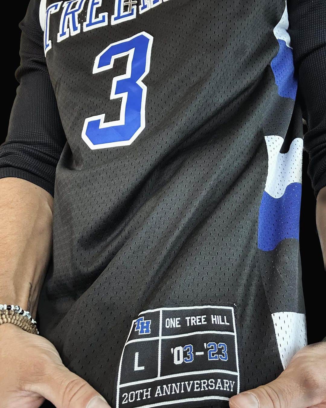 チャド・マイケル・マーレイのインスタグラム：「03-23 Good years😉 LINK IN BIO! Limited edition 20TH anniversary patch jersey. Join the Ravens:) #oth #charity」