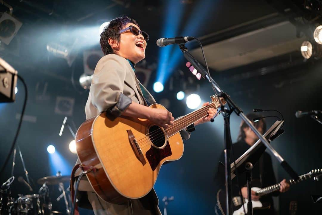 榊いずみのインスタグラム：「11/10（金）渋谷O-Crest  「太陽が見てるから」全曲バンドライブ+more〜 愛されたい、本気で思った2023  たくさんの皆さんが会場、配信で参加してくださり心から感謝です！  29年も前にリリースしたアルバムの曲たちをいまだに愛してくださって、これは奇跡だなぁと思いながら歌いました。大事にしてくれたんだね。  胸に蘇った思いが、明日からの力になりますように。 本当にありがとう！  いつもバンドをまとめて、繊細さと激しさを持ち合わせたギタリスト佐藤亙くん、どんな曲も音楽性を高めてくれるベース隅倉弘至くん、タイトでソリッドなドラム末藤健二くん、そしてライブに参加してもらうのは初、キーボード小幡康裕くんの安定したプレイとセッション力。  素晴らしいミュージシャンのみんなのパワーに感謝です。そして今までサポートしてくれた全てのミュージシャン、スタッフの皆さんを思い出して胸が熱くなりました。  OAで、5年ぶりのステージをここに選んでくれた夕月ちゃん。とても素敵でした。  O-Crest室さん、ありがとうございます。O-Crestのスタッフの皆さん、  PA: 滝千保美さん 照明: 原希未子さん ステージ: 松村愛海さん、高橋葉羽さん カメラ: 檮木 花乃さん スイッチング: 初鹿利佳さん  オール女子チーム！嬉しくなりました。ありがとう！  カメラマン安田明雄さん、スタッフ由紀ちゃん、奏木ちゃんもいつも感謝です。  「太陽が見てるから」をリリースした頃は、携帯電話がだんだんと普及して（最初は、事務所の車に箱がくっついた携帯電話に度肝抜かれた！）、パソコンもまだ限られた人しか持ってないような世の中。今の世界に起こってることなんて夢物語だったよね。でも人の気持ちや思いは変わらない気がします。今の世の中にもまた気持ちを新たに伝えたい。新しい歌もたくさん作りたいと思える夜でした。  配信アーカイブは11/16（木）まで！ゆっくり楽しんでください！  https://eplus.jp/tachibanaizumi-s/  写真　安田明雄  #和izumi #橘いずみ #榊いずみ #太陽が見てるから #全曲バンドライブ #渋谷 #spotifyocrest #佐藤亙 #ビードローズ  #隅倉弘至 #末藤健二 #小幡康裕 #コアラモード #夕月 #安田明雄」