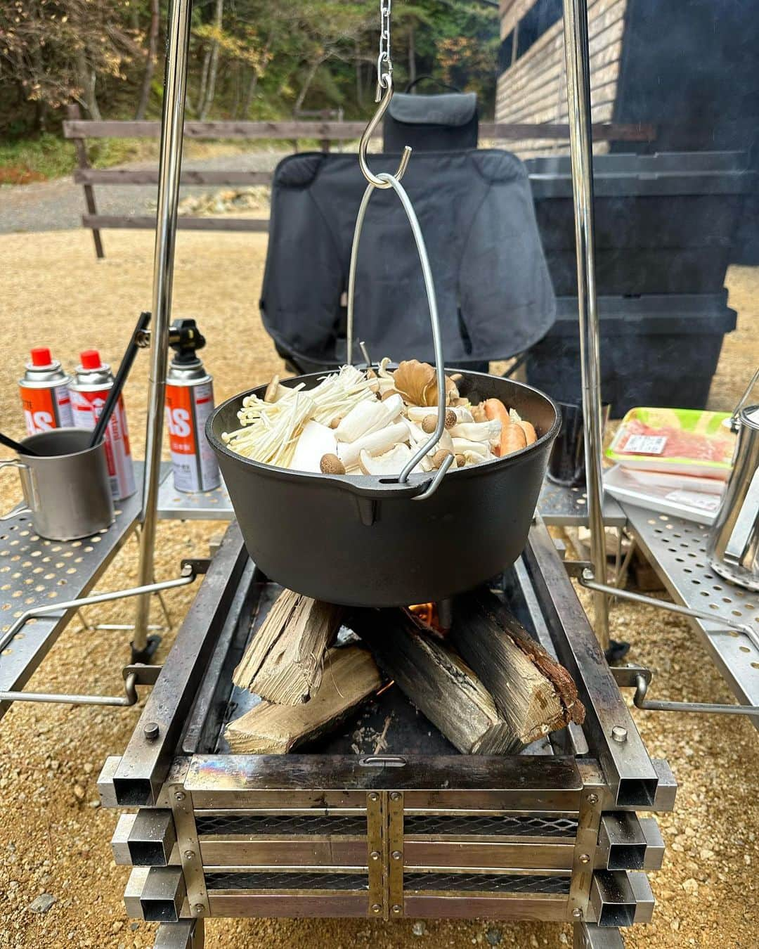 左近鈴乃のインスタグラム：「. サ活メンバーでデイキャンプ🏕️✨🍃  豆乳鍋もお肉も焼き芋も美味しかった〜 外で食べるご飯は最高🍲♡ 中でも安納芋の焼き芋が優勝でした🍠🥇  仏様部長、しんちゃんが 買い出しもキャンプの準備も全部してくれて… ほんまに何から何までありがとう🥹😭 プロキャンパーやわ。  私たち小人は出来ること頑張りました🧚🏼‍♀️🧚🧚‍♂️笑  . 最後は本活動のサウナも行って最高な１日🧖🏻‍♀️ 電波が無いからデジタルデトックスできた〜 家族みたいなみんな。ありがとうーー🫶🏻👨‍👩‍👧‍👧  #キャンプ #デイキャンプ」