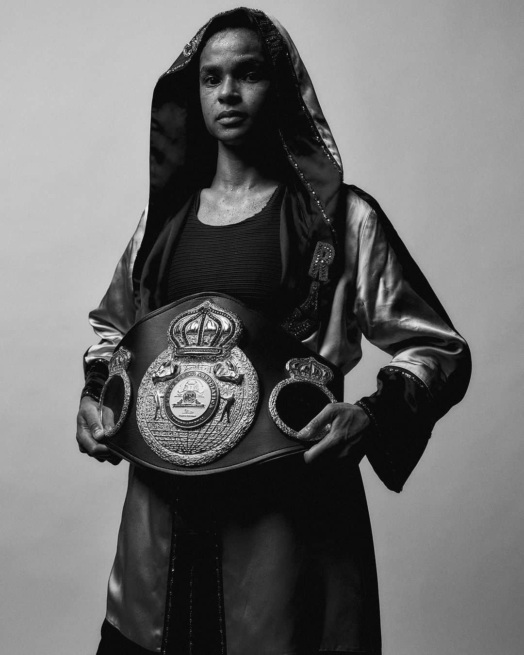 ELLE UKのインスタグラム：「ELLE UK had a front row seat to one of the most important fights of boxing champion #RamlaAli’s career, one that would allow her to reclaim the WBA intercontinental title. Her performance was slick and powerful, and wearing a custom @Dior kit designed by #MariaGraziaChiuri, Ali brought style into the ring.  At the link in our bio, the Somali-British boxer shares an exclusive photo diary leading up to her victorious moment.  Photography by @tomcockram」
