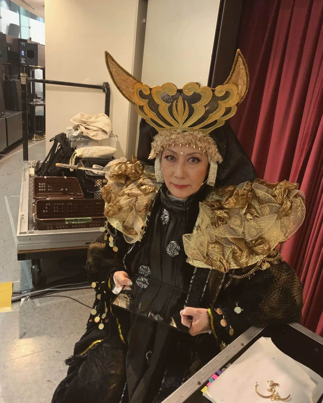 高汐巴さんのインスタグラム写真 - (高汐巴Instagram)「出番を待つ観音様と牛魔王。 観音様の美しい冠は大変繊細で美しく、しかもとても軽く作って頂き感謝です。 牛魔王の衣装はコートの様で、11月初旬は着ていて暑かったのですが、今日は気温がぐっと下がったので暖かくてちょうどよく、自宅まで着て帰りたい感じ(笑)「重いわっ。」 ＃SEVEN ＃西遊記」11月12日 22時32分 - pei1.202