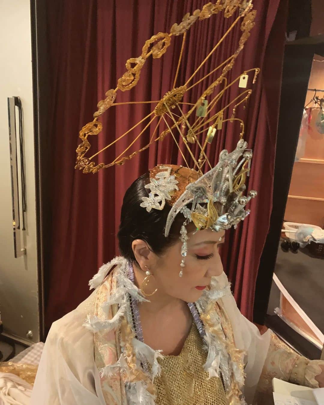 高汐巴のインスタグラム：「出番を待つ観音様と牛魔王。 観音様の美しい冠は大変繊細で美しく、しかもとても軽く作って頂き感謝です。 牛魔王の衣装はコートの様で、11月初旬は着ていて暑かったのですが、今日は気温がぐっと下がったので暖かくてちょうどよく、自宅まで着て帰りたい感じ(笑)「重いわっ。」 ＃SEVEN ＃西遊記」