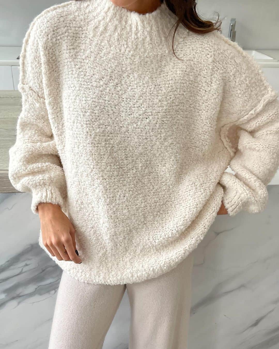 チャーリーさんのインスタグラム写真 - (チャーリーInstagram)「NEW IN! The cosiest and softest boucle knits 🤍 Perfect for Sundays at home and lazy days!」11月12日 22時32分 - charli_london