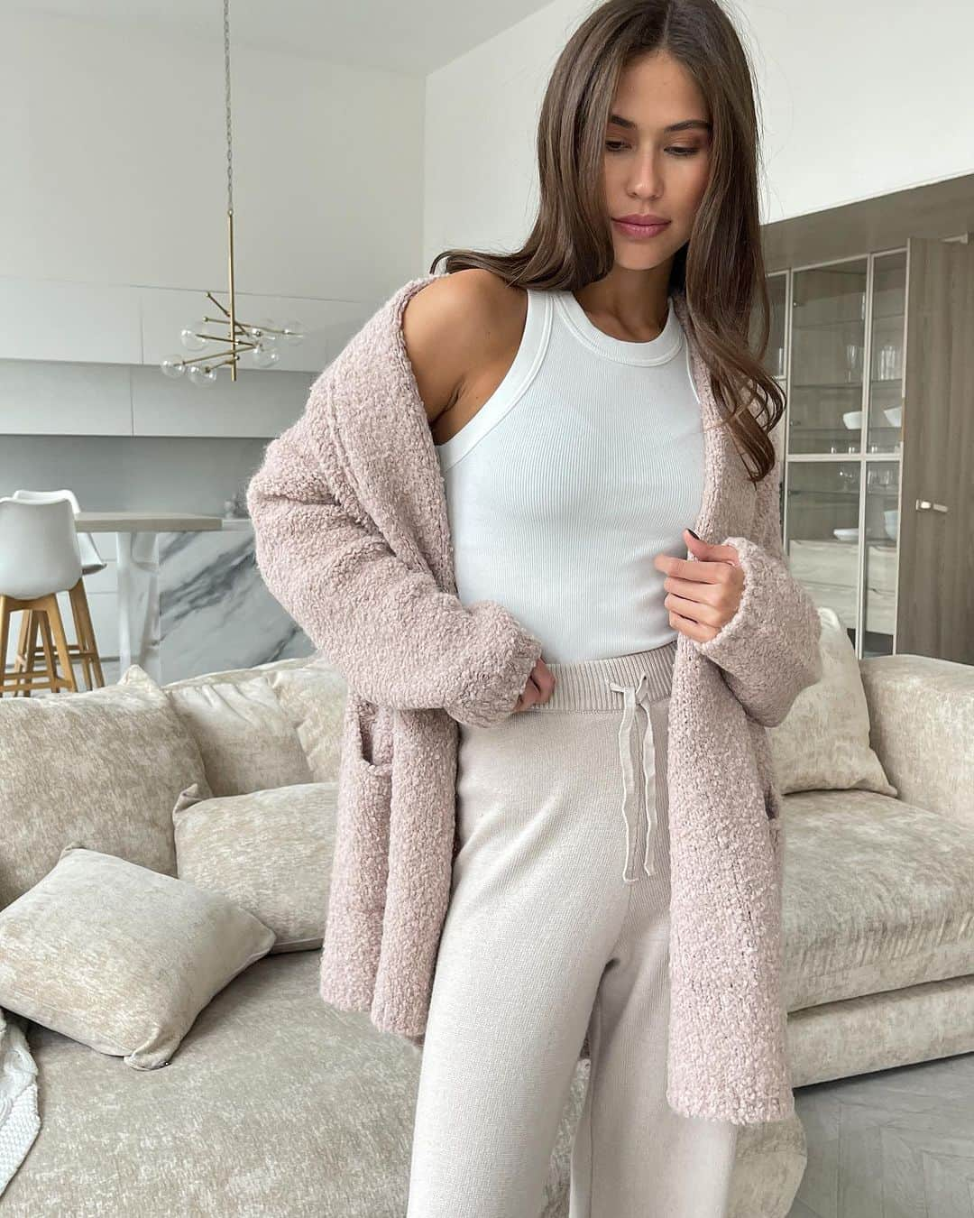 チャーリーさんのインスタグラム写真 - (チャーリーInstagram)「NEW IN! The cosiest and softest boucle knits 🤍 Perfect for Sundays at home and lazy days!」11月12日 22時32分 - charli_london