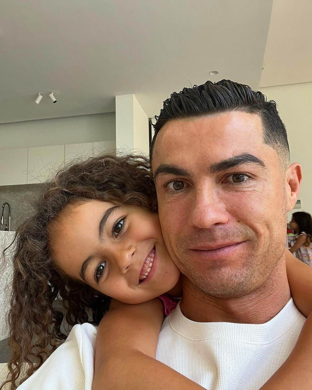 クリスティアーノ・ロナウドのインスタグラム：「Parabéns amor do pai. 🎂🎉❤️ 6 anos, Deus te abençoe sempre 🙏🏽」
