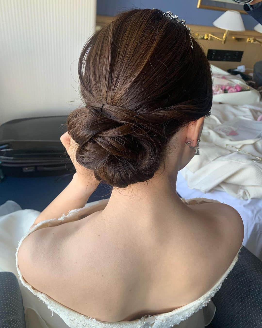 ウェディングヘアメイクルーチェさんのインスタグラム写真 - (ウェディングヘアメイクルーチェInstagram)「挙式ヘアアレンジ harukaさんのwedding day   上品なドレスに合わせて ピッタリお似合いな ティアラでスタイリング✨  #ニューグランド花嫁  #ニューグランド  ✨ルーチェからのサンクスプレゼント✨  ルーチェにて 挙式ヘアメイクもしくは 撮影ヘアメイクをお申し込み花嫁さまへ  アクセサリー2点レンタル&新郎さまメイク をプレゼントさせていただきます。  ※2023年12月末までに お申し込み花嫁さま対象  お申し込み時に「フォロワープレゼント」と お知らせくださいね✨  ＊＊＊  #ブライダルヘアメイク #出張ヘアメイク#持ち込みヘアメイク#ウェディングヘアメイク#花嫁ヘアメイク#ウェディングヘア#花嫁ヘアスタイル#ヘアメイクリハーサル#ブレ花嫁 #花嫁美容#大人婚#大人花嫁#プレ花嫁」11月12日 22時37分 - wedding_luce