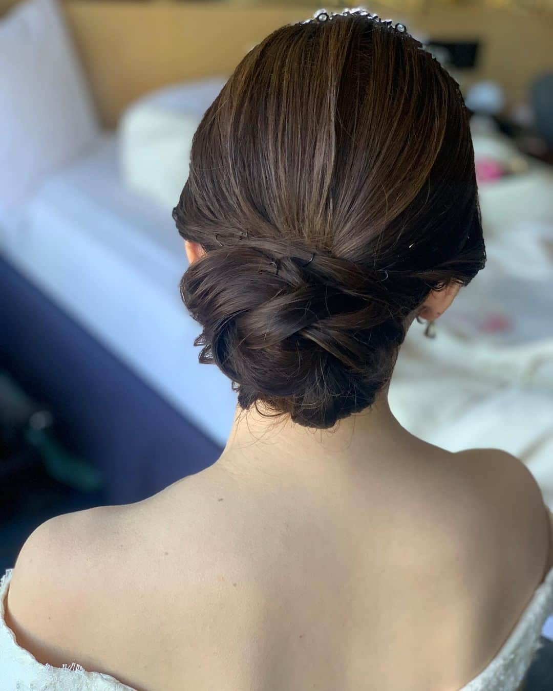 ウェディングヘアメイクルーチェさんのインスタグラム写真 - (ウェディングヘアメイクルーチェInstagram)「挙式ヘアアレンジ harukaさんのwedding day   上品なドレスに合わせて ピッタリお似合いな ティアラでスタイリング✨  #ニューグランド花嫁  #ニューグランド  ✨ルーチェからのサンクスプレゼント✨  ルーチェにて 挙式ヘアメイクもしくは 撮影ヘアメイクをお申し込み花嫁さまへ  アクセサリー2点レンタル&新郎さまメイク をプレゼントさせていただきます。  ※2023年12月末までに お申し込み花嫁さま対象  お申し込み時に「フォロワープレゼント」と お知らせくださいね✨  ＊＊＊  #ブライダルヘアメイク #出張ヘアメイク#持ち込みヘアメイク#ウェディングヘアメイク#花嫁ヘアメイク#ウェディングヘア#花嫁ヘアスタイル#ヘアメイクリハーサル#ブレ花嫁 #花嫁美容#大人婚#大人花嫁#プレ花嫁」11月12日 22時37分 - wedding_luce