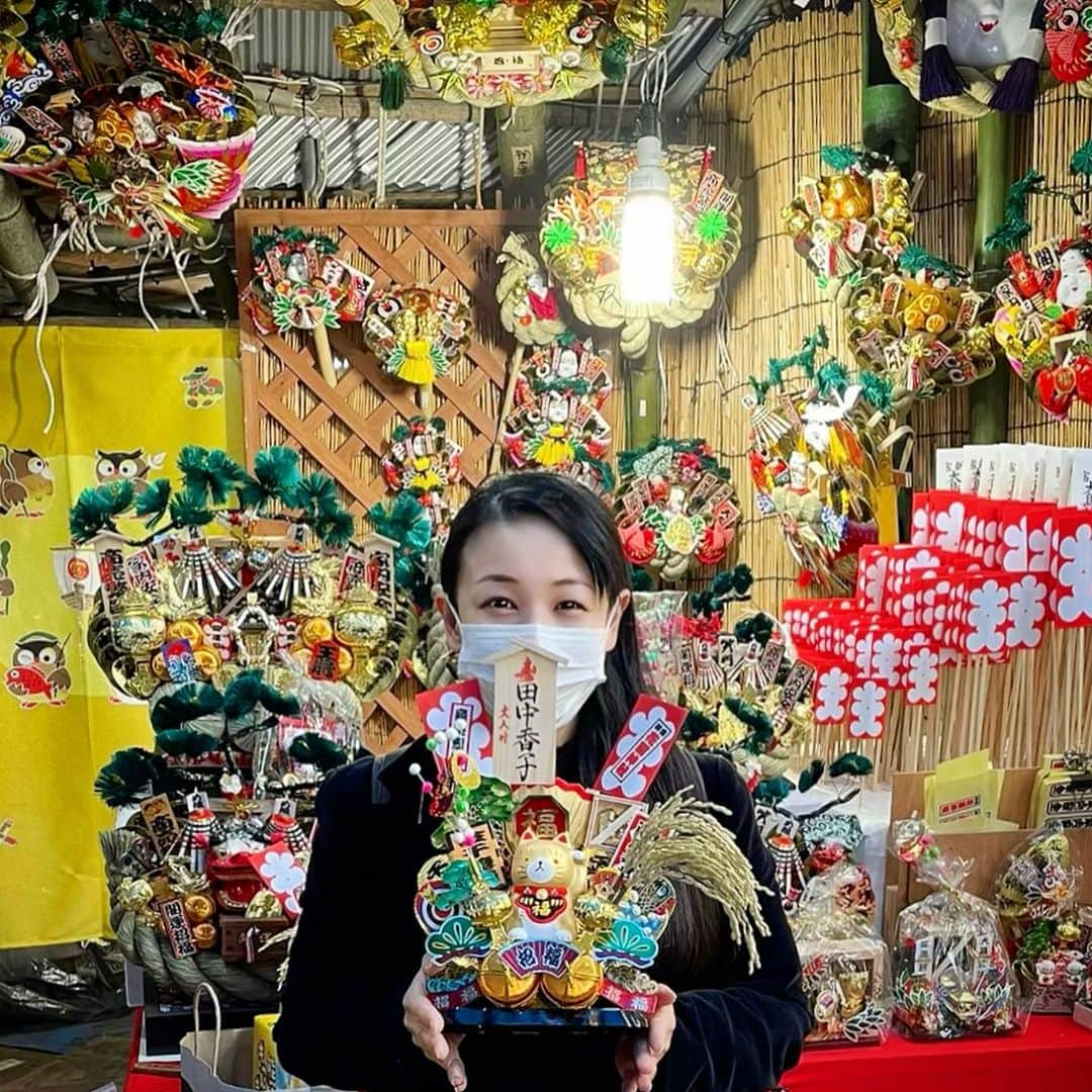 田中香子のインスタグラム：「昨日は一の酉🐓 稽古前に自転車かっ飛ばして 花園神社の酉の市へ⛩️  おめめパッチリ金色ネコちゃんに お客さまいっぱい招いてもらうの‼️  #酉の市 #熊手 #花園神社」