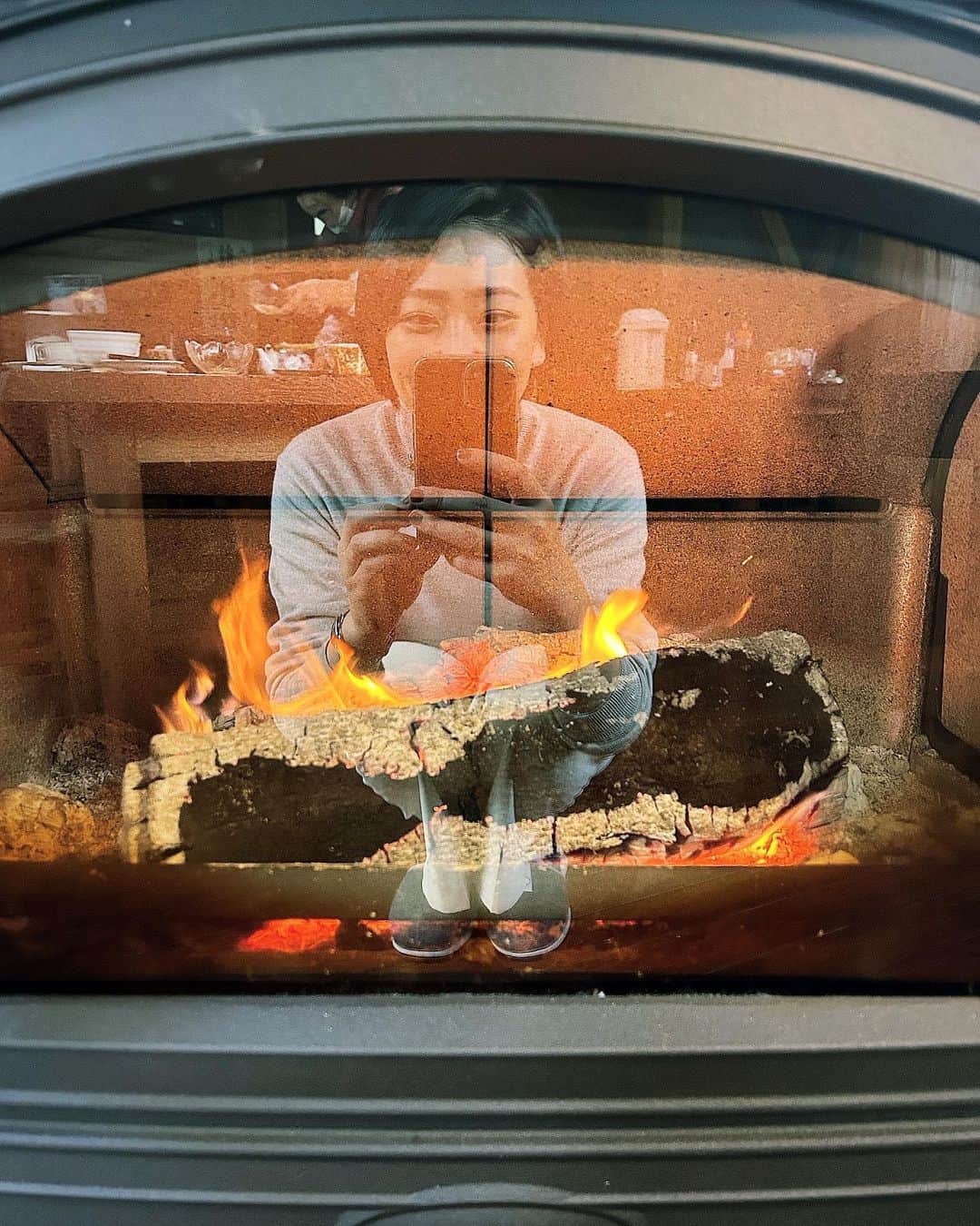 加藤沙知のインスタグラム：「椎葉村での夜と朝は、空気が冷たかった〜  薪ストーブの火がゆらゆらで、 いつまでも見ていられました🤭  寒くとも、美味しいご飯と皆さんの心遣いで、 温かくなりました♪  #薪ストーブ#ヤマメ#ジビエ#菜豆腐#煮しめ」
