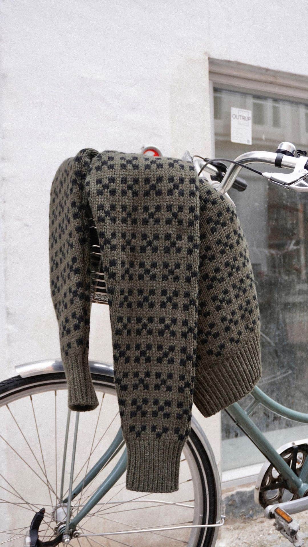 マッツノーガードのインスタグラム：「High-neck knit in deep green and 100% wool. Chunky quality that feels lightweight. A warm and cool favourite for the chilly autumn.  #madsnorgaard」