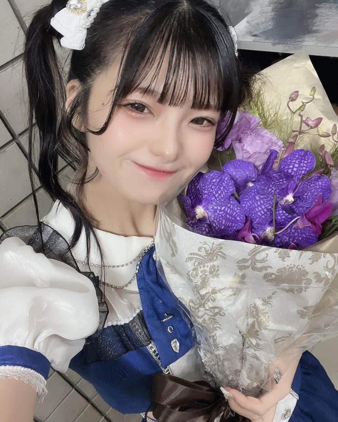 葉山かえでのインスタグラム：「. . アイドルになって、1000日経ちました♡  お祝いしてくれてありがとう！ 伝えたいことTwitterに書いたからよかったら読んでくれると嬉しい🫶🏻 まだまだがんばります！！ . . #japanesegirl #japaneseidol #自撮り界隈 #アイドル衣装 #アイドル #今日のコーデ  #自撮り女子 #いいね返し  #ootd #ootdfashion #outfit #instafashion #likesforlike #selca #selfie #fashionstyle #likeforlikes #instagood #instalike #ツインテール #セルフアレンジ #ツインテール女子 #アイドルメイク #アイドルヘア  #アイドル前髪  #暗髪カラー  #透明感カラー  #ブリーチなしカラー #暗髪ロング #暗髪」