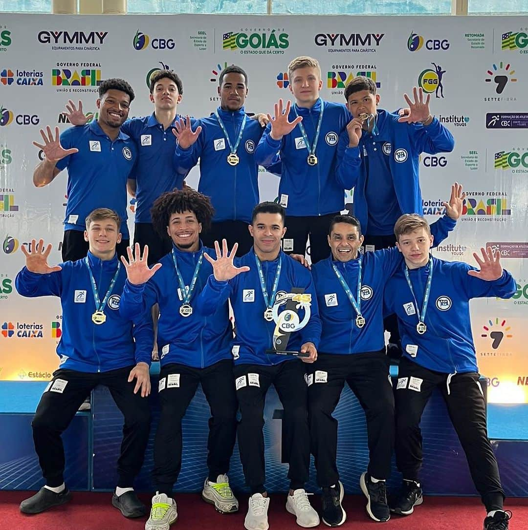 アルトゥール・オヤカワ・マリアノのインスタグラム：「Pinheirossss Campeão Brasileiro Juvenil 2023 (5x) 🖤💙🤍 Parabéns galera 👏🏻💪🏻🥇 . . @ecpinheiros #ecp #pinheiros」