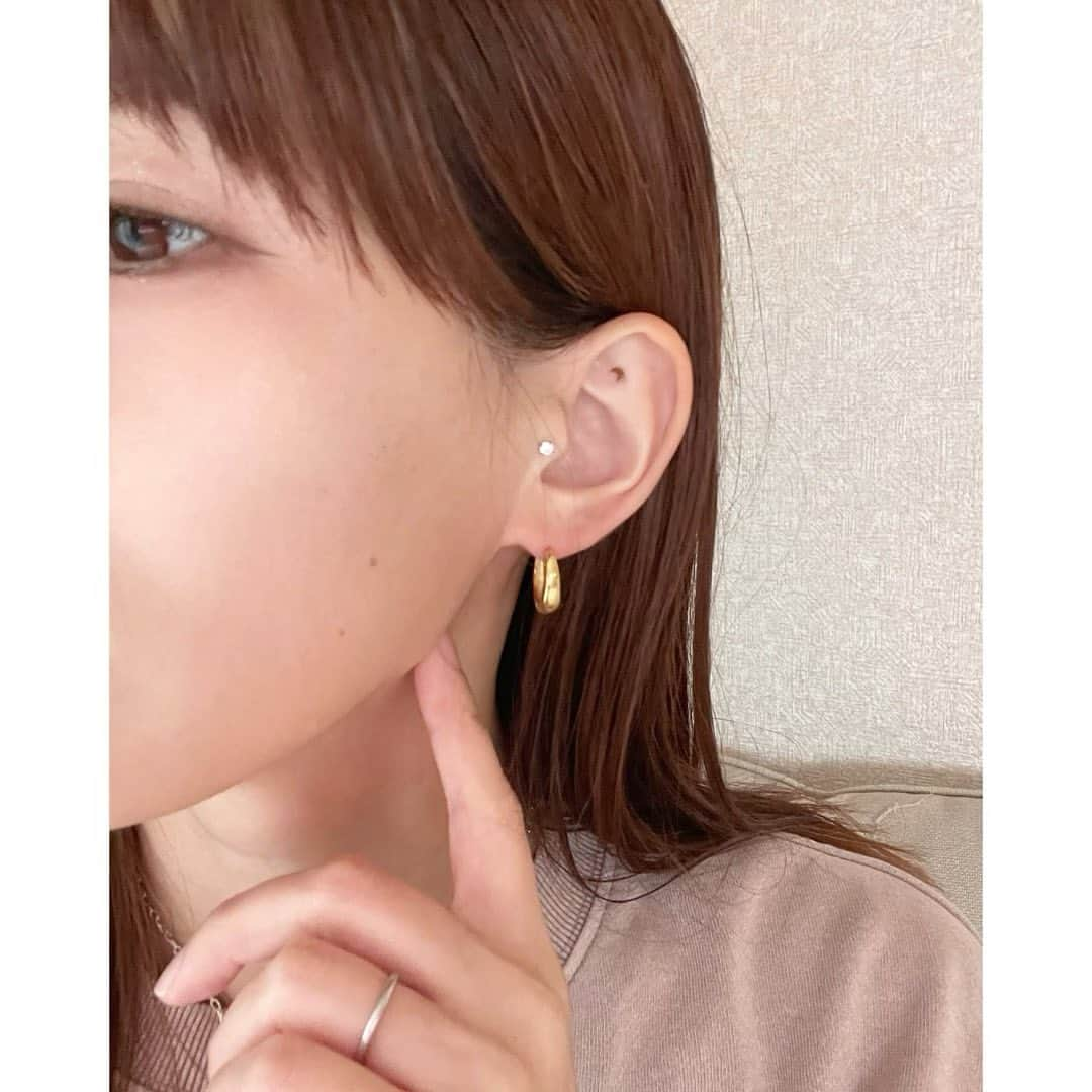 あかねこさんのインスタグラム写真 - (あかねこInstagram)「ㅤㅤㅤㅤㅤㅤㅤㅤㅤㅤㅤㅤㅤfavorite accessory 🔒🤍  ピアス大好きだけど、金属アレルギーなので ピアスはサージカルステンレスしかつけられなくて…泣 (silver925や18金は体調によって出る時もある🥲) ㅤㅤㅤㅤㅤㅤㅤㅤㅤㅤㅤㅤㅤ セネ( @cene_316l )のはサージカルステンレスなのに キュンってくるアイテムばかりで、沢山持ってるんだ☺️💕 ハートモチーフ可愛いすぎるよね…🤍🤍 ホールが荒れてる時用にイヤーカフ探してたんだけどね、 なんとハートの形なの…！！！可愛。🥹✊ ゴールドのシンプルなピアスは三日月🌙の様にも見えて 月モチーフもスキなので一目惚れ🫰✨✨ ㅤㅤㅤㅤㅤㅤㅤㅤㅤㅤㅤㅤㅤ アクセサリー収集癖が止まらないネ。。。 ㅤㅤㅤㅤㅤㅤㅤㅤㅤㅤㅤㅤㅤ ㅤㅤㅤㅤㅤㅤㅤㅤㅤㅤㅤㅤㅤ  #cene #金アレ対応 #ピアス #セネ #金属アレルギー対応」11月12日 22時46分 - akaneko26