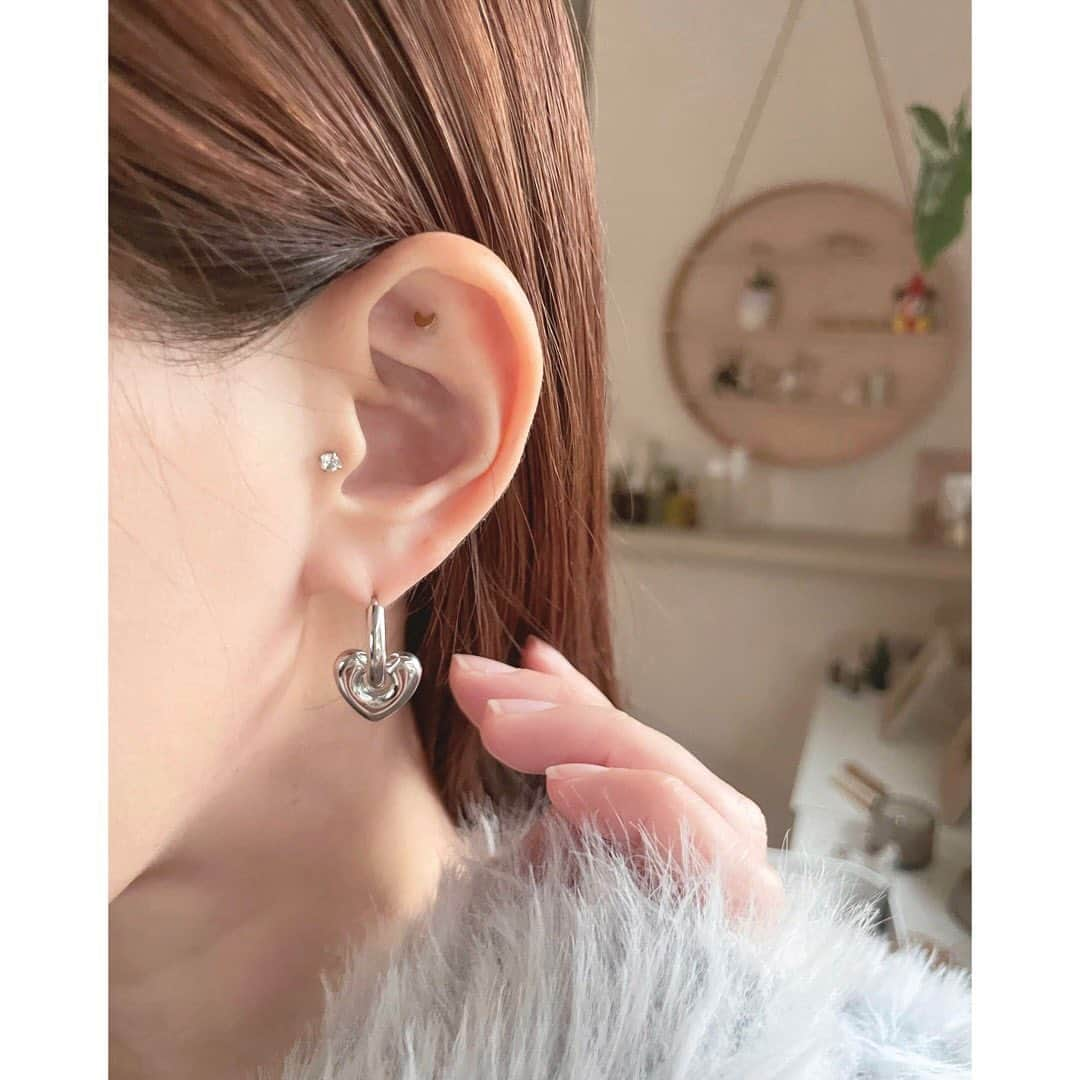 あかねこのインスタグラム：「ㅤㅤㅤㅤㅤㅤㅤㅤㅤㅤㅤㅤㅤfavorite accessory 🔒🤍  ピアス大好きだけど、金属アレルギーなので ピアスはサージカルステンレスしかつけられなくて…泣 (silver925や18金は体調によって出る時もある🥲) ㅤㅤㅤㅤㅤㅤㅤㅤㅤㅤㅤㅤㅤ セネ( @cene_316l )のはサージカルステンレスなのに キュンってくるアイテムばかりで、沢山持ってるんだ☺️💕 ハートモチーフ可愛いすぎるよね…🤍🤍 ホールが荒れてる時用にイヤーカフ探してたんだけどね、 なんとハートの形なの…！！！可愛。🥹✊ ゴールドのシンプルなピアスは三日月🌙の様にも見えて 月モチーフもスキなので一目惚れ🫰✨✨ ㅤㅤㅤㅤㅤㅤㅤㅤㅤㅤㅤㅤㅤ アクセサリー収集癖が止まらないネ。。。 ㅤㅤㅤㅤㅤㅤㅤㅤㅤㅤㅤㅤㅤ ㅤㅤㅤㅤㅤㅤㅤㅤㅤㅤㅤㅤㅤ  #cene #金アレ対応 #ピアス #セネ #金属アレルギー対応」