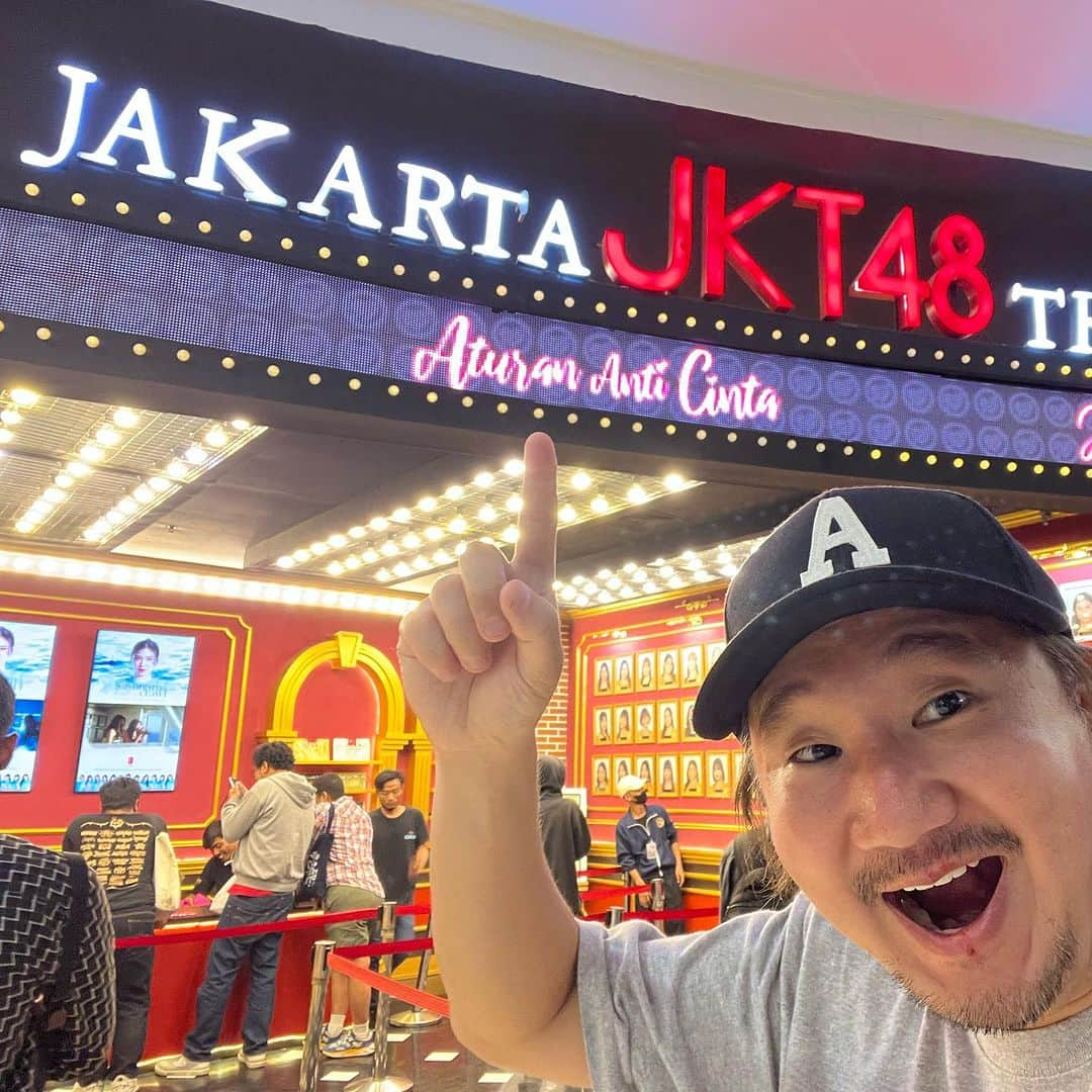 植田朝日のインスタグラム：「🇮🇩🇮🇩🇮🇩  見るつもりはなかったけど、話の種に行って来ましたJKT48劇場‼️  すると誰かさんの生誕祭でソールドアウトでした。。。  そうなると無性に見たくなるよね⁉️苦笑  そして、その子はシティズンなのかな？？  興味津々です⁉️笑  誰か教えて⁉️  #サッカー旅 #インドネシア旅 #ジャカルタ旅 #朝日旅 #JKT48 #mancity #FooTravelleR」