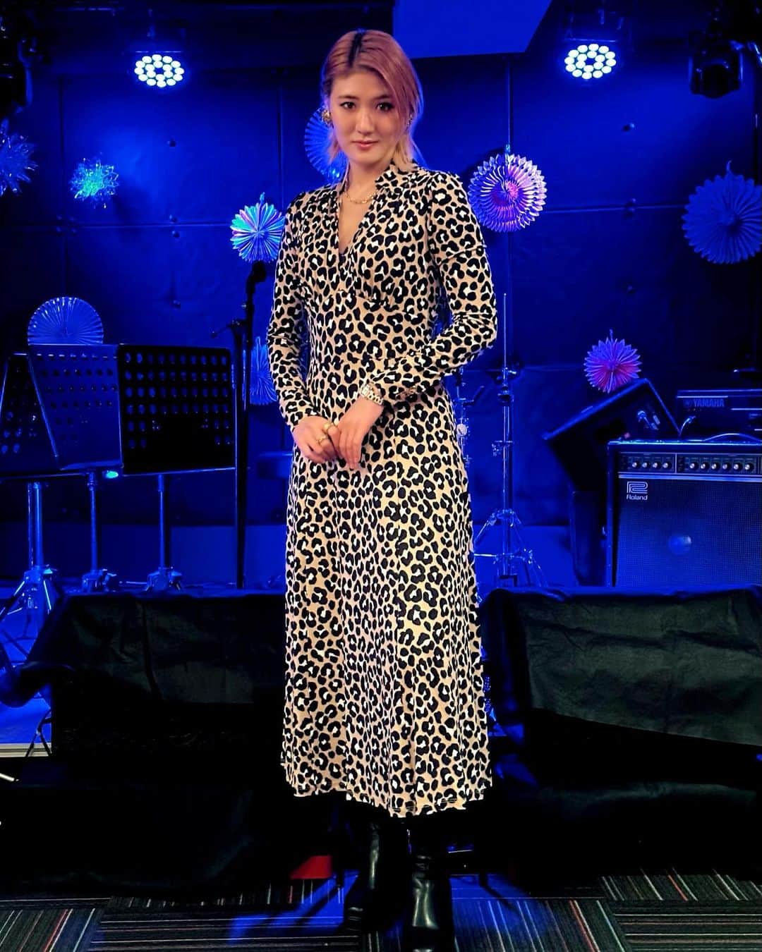 武藤愛莉のインスタグラム：「本日、東京音実劇場にて 【初アコースティックライブ】でした！！  素敵な時間を皆様と共有出来て、 とても嬉しかったです☺️  本当にありがとうございました🫶  ーーーーーーーーーーーー  今日のライブは配信にて 11/26まで何度でも視聴可能です！  是非こちらからチェックして下さいね🥰  【配信チケット】 https://t.co/jWfRtTMRCk」