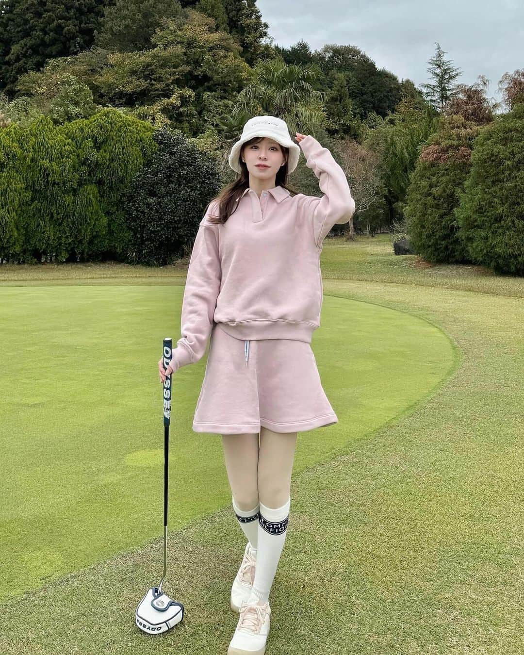 工藤はるかのインスタグラム：「久しぶりのラウンド⛳️☁️  とっても寒かった🥹❄️ 突然の冬！  10月は珍しくラウンドに1回も行けなくて、 今月はコンペがたくさん🏆  皆さまも風邪など引かぬようにお気をつけください🤧  pinkのset upは @rienda_golf 🎀💕」