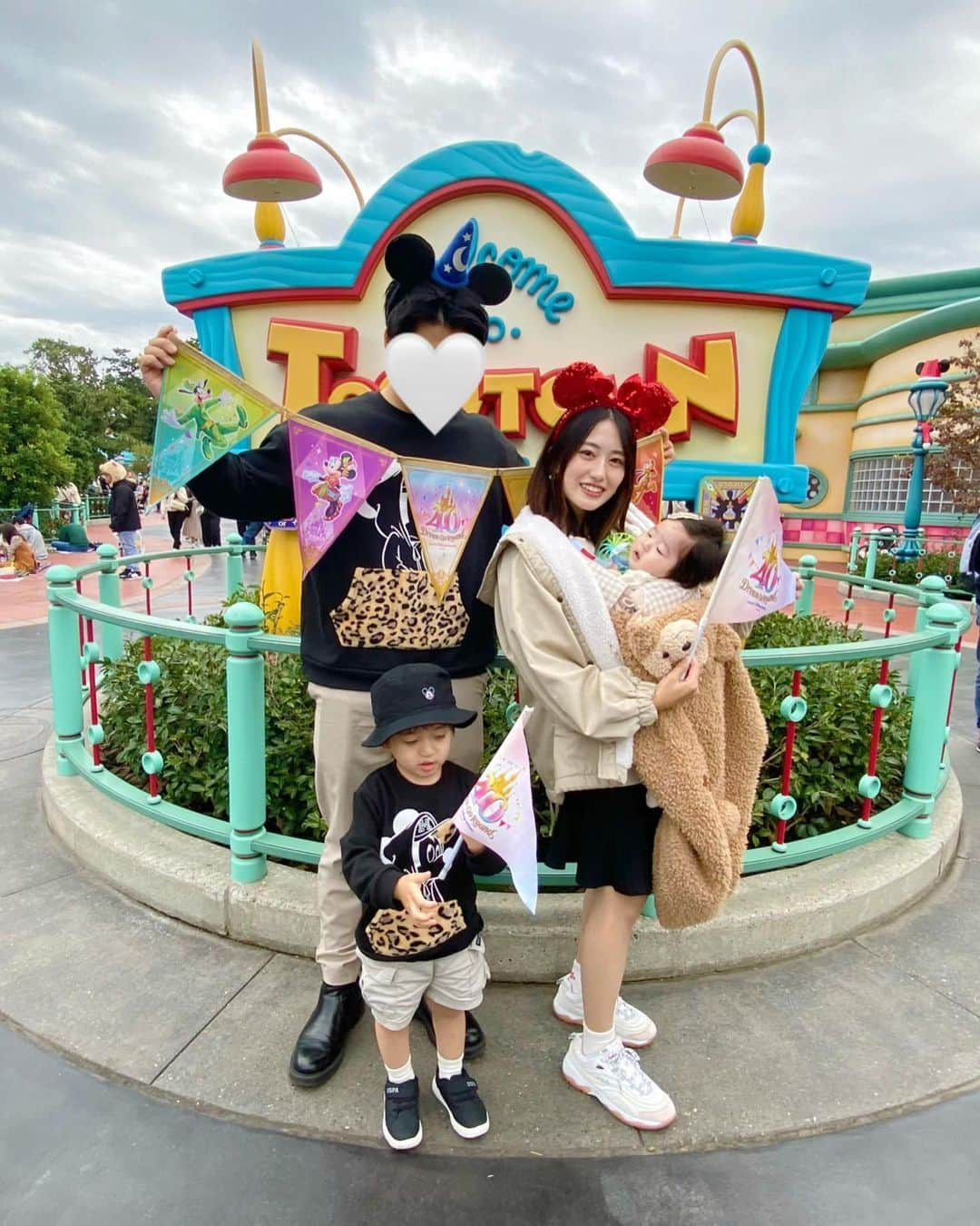 小泉留菜さんのインスタグラム写真 - (小泉留菜Instagram)「🐭🏰🎀🤍 . . うーちゃんディズニーランドデビュー💓 . . 朝10時前に到着してエントランスで 久しぶりに並ぶくらい混んでた日だった😂😂 40分くらい待っててその待ち時間がめっちゃ寒くて 駐車場まで走って車用のブランケット取りに帰るレベルで 寒すぎ事件から始まった🥶💨笑 . . ずっと「サリー行きたい！」って言っててようやく来れたのに まさかのモンスターズインクやっておらず、、👦🏻💦 パパと2人でバズ乗って🚀💚 私はうーちゃんと授乳タイム🤱🫶🏻 前回シー行った時に授乳中待っててくれて、 授乳してる時待ってないでアトラク乗ってきていいよ！って 言ったら2人で楽しんでくれて良かった🥰 むしろ授乳してて待たせてるから 焦って早く飲んで〜！ってなるのもね🫠 気にかけてくれてたのは嬉しいけど🙋🏻‍♀️✨ あとね！ 授乳室が満室になってて並んでて他のベビたちもグズグズで もう少し授乳室増やしてほしい😂(小声) うーちゃんグズグズの一歩手前だったけど、 他のベビたちのグズグズがほんと可哀想だったし ママの焦る気持ちもめちゃくちゃわかるし😇💦 . . マジカルミュージカルワールドも三列目で見れて (ど迫力すぎて涙やばすぎたありがとうございます😭😭) ハモカラも見れたし、リルリンリンゲットできたし、 やりたかったこといっぱいできて満足の1日だった🎄🎀 家族でお揃いコーデもまたやりたいなぁ😋 . . #ディズニーランド #ディズニー #disney #disneyland #親子コーデ #親子お揃い #babydoll  #3歳 #3歳男の子 #3歳児 #ママ #男の子ママ #ママスタグラム #25歳ママ #口唇口蓋裂 #関東ママ #埼玉ママ #第二子 #赤ちゃん #ベビー #baby #女の子ママ #2児ママ #0歳 #0歳児 #0歳児ママ #兄妹  #生後5ヶ月 #5ヶ月ベビー #5ヶ月」11月12日 22時50分 - runa_tyobin