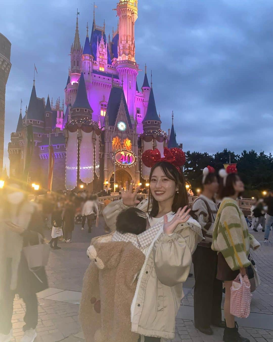 小泉留菜さんのインスタグラム写真 - (小泉留菜Instagram)「🐭🏰🎀🤍 . . うーちゃんディズニーランドデビュー💓 . . 朝10時前に到着してエントランスで 久しぶりに並ぶくらい混んでた日だった😂😂 40分くらい待っててその待ち時間がめっちゃ寒くて 駐車場まで走って車用のブランケット取りに帰るレベルで 寒すぎ事件から始まった🥶💨笑 . . ずっと「サリー行きたい！」って言っててようやく来れたのに まさかのモンスターズインクやっておらず、、👦🏻💦 パパと2人でバズ乗って🚀💚 私はうーちゃんと授乳タイム🤱🫶🏻 前回シー行った時に授乳中待っててくれて、 授乳してる時待ってないでアトラク乗ってきていいよ！って 言ったら2人で楽しんでくれて良かった🥰 むしろ授乳してて待たせてるから 焦って早く飲んで〜！ってなるのもね🫠 気にかけてくれてたのは嬉しいけど🙋🏻‍♀️✨ あとね！ 授乳室が満室になってて並んでて他のベビたちもグズグズで もう少し授乳室増やしてほしい😂(小声) うーちゃんグズグズの一歩手前だったけど、 他のベビたちのグズグズがほんと可哀想だったし ママの焦る気持ちもめちゃくちゃわかるし😇💦 . . マジカルミュージカルワールドも三列目で見れて (ど迫力すぎて涙やばすぎたありがとうございます😭😭) ハモカラも見れたし、リルリンリンゲットできたし、 やりたかったこといっぱいできて満足の1日だった🎄🎀 家族でお揃いコーデもまたやりたいなぁ😋 . . #ディズニーランド #ディズニー #disney #disneyland #親子コーデ #親子お揃い #babydoll  #3歳 #3歳男の子 #3歳児 #ママ #男の子ママ #ママスタグラム #25歳ママ #口唇口蓋裂 #関東ママ #埼玉ママ #第二子 #赤ちゃん #ベビー #baby #女の子ママ #2児ママ #0歳 #0歳児 #0歳児ママ #兄妹  #生後5ヶ月 #5ヶ月ベビー #5ヶ月」11月12日 22時50分 - runa_tyobin