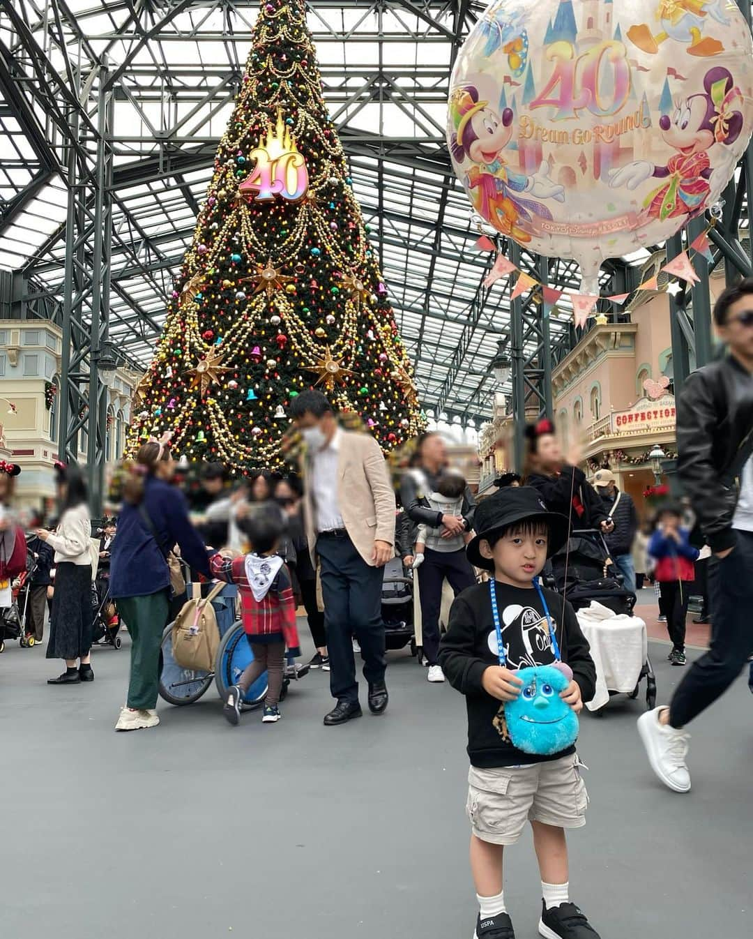 小泉留菜さんのインスタグラム写真 - (小泉留菜Instagram)「🐭🏰🎀🤍 . . うーちゃんディズニーランドデビュー💓 . . 朝10時前に到着してエントランスで 久しぶりに並ぶくらい混んでた日だった😂😂 40分くらい待っててその待ち時間がめっちゃ寒くて 駐車場まで走って車用のブランケット取りに帰るレベルで 寒すぎ事件から始まった🥶💨笑 . . ずっと「サリー行きたい！」って言っててようやく来れたのに まさかのモンスターズインクやっておらず、、👦🏻💦 パパと2人でバズ乗って🚀💚 私はうーちゃんと授乳タイム🤱🫶🏻 前回シー行った時に授乳中待っててくれて、 授乳してる時待ってないでアトラク乗ってきていいよ！って 言ったら2人で楽しんでくれて良かった🥰 むしろ授乳してて待たせてるから 焦って早く飲んで〜！ってなるのもね🫠 気にかけてくれてたのは嬉しいけど🙋🏻‍♀️✨ あとね！ 授乳室が満室になってて並んでて他のベビたちもグズグズで もう少し授乳室増やしてほしい😂(小声) うーちゃんグズグズの一歩手前だったけど、 他のベビたちのグズグズがほんと可哀想だったし ママの焦る気持ちもめちゃくちゃわかるし😇💦 . . マジカルミュージカルワールドも三列目で見れて (ど迫力すぎて涙やばすぎたありがとうございます😭😭) ハモカラも見れたし、リルリンリンゲットできたし、 やりたかったこといっぱいできて満足の1日だった🎄🎀 家族でお揃いコーデもまたやりたいなぁ😋 . . #ディズニーランド #ディズニー #disney #disneyland #親子コーデ #親子お揃い #babydoll  #3歳 #3歳男の子 #3歳児 #ママ #男の子ママ #ママスタグラム #25歳ママ #口唇口蓋裂 #関東ママ #埼玉ママ #第二子 #赤ちゃん #ベビー #baby #女の子ママ #2児ママ #0歳 #0歳児 #0歳児ママ #兄妹  #生後5ヶ月 #5ヶ月ベビー #5ヶ月」11月12日 22時50分 - runa_tyobin