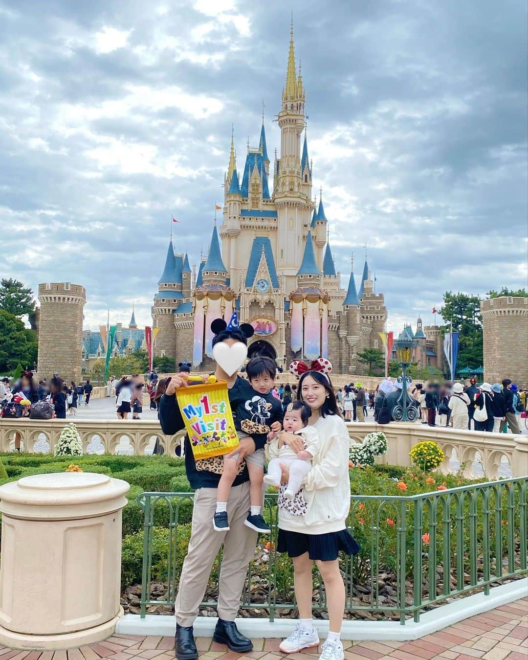 小泉留菜のインスタグラム：「🐭🏰🎀🤍 . . うーちゃんディズニーランドデビュー💓 . . 朝10時前に到着してエントランスで 久しぶりに並ぶくらい混んでた日だった😂😂 40分くらい待っててその待ち時間がめっちゃ寒くて 駐車場まで走って車用のブランケット取りに帰るレベルで 寒すぎ事件から始まった🥶💨笑 . . ずっと「サリー行きたい！」って言っててようやく来れたのに まさかのモンスターズインクやっておらず、、👦🏻💦 パパと2人でバズ乗って🚀💚 私はうーちゃんと授乳タイム🤱🫶🏻 前回シー行った時に授乳中待っててくれて、 授乳してる時待ってないでアトラク乗ってきていいよ！って 言ったら2人で楽しんでくれて良かった🥰 むしろ授乳してて待たせてるから 焦って早く飲んで〜！ってなるのもね🫠 気にかけてくれてたのは嬉しいけど🙋🏻‍♀️✨ あとね！ 授乳室が満室になってて並んでて他のベビたちもグズグズで もう少し授乳室増やしてほしい😂(小声) うーちゃんグズグズの一歩手前だったけど、 他のベビたちのグズグズがほんと可哀想だったし ママの焦る気持ちもめちゃくちゃわかるし😇💦 . . マジカルミュージカルワールドも三列目で見れて (ど迫力すぎて涙やばすぎたありがとうございます😭😭) ハモカラも見れたし、リルリンリンゲットできたし、 やりたかったこといっぱいできて満足の1日だった🎄🎀 家族でお揃いコーデもまたやりたいなぁ😋 . . #ディズニーランド #ディズニー #disney #disneyland #親子コーデ #親子お揃い #babydoll  #3歳 #3歳男の子 #3歳児 #ママ #男の子ママ #ママスタグラム #25歳ママ #口唇口蓋裂 #関東ママ #埼玉ママ #第二子 #赤ちゃん #ベビー #baby #女の子ママ #2児ママ #0歳 #0歳児 #0歳児ママ #兄妹  #生後5ヶ月 #5ヶ月ベビー #5ヶ月」