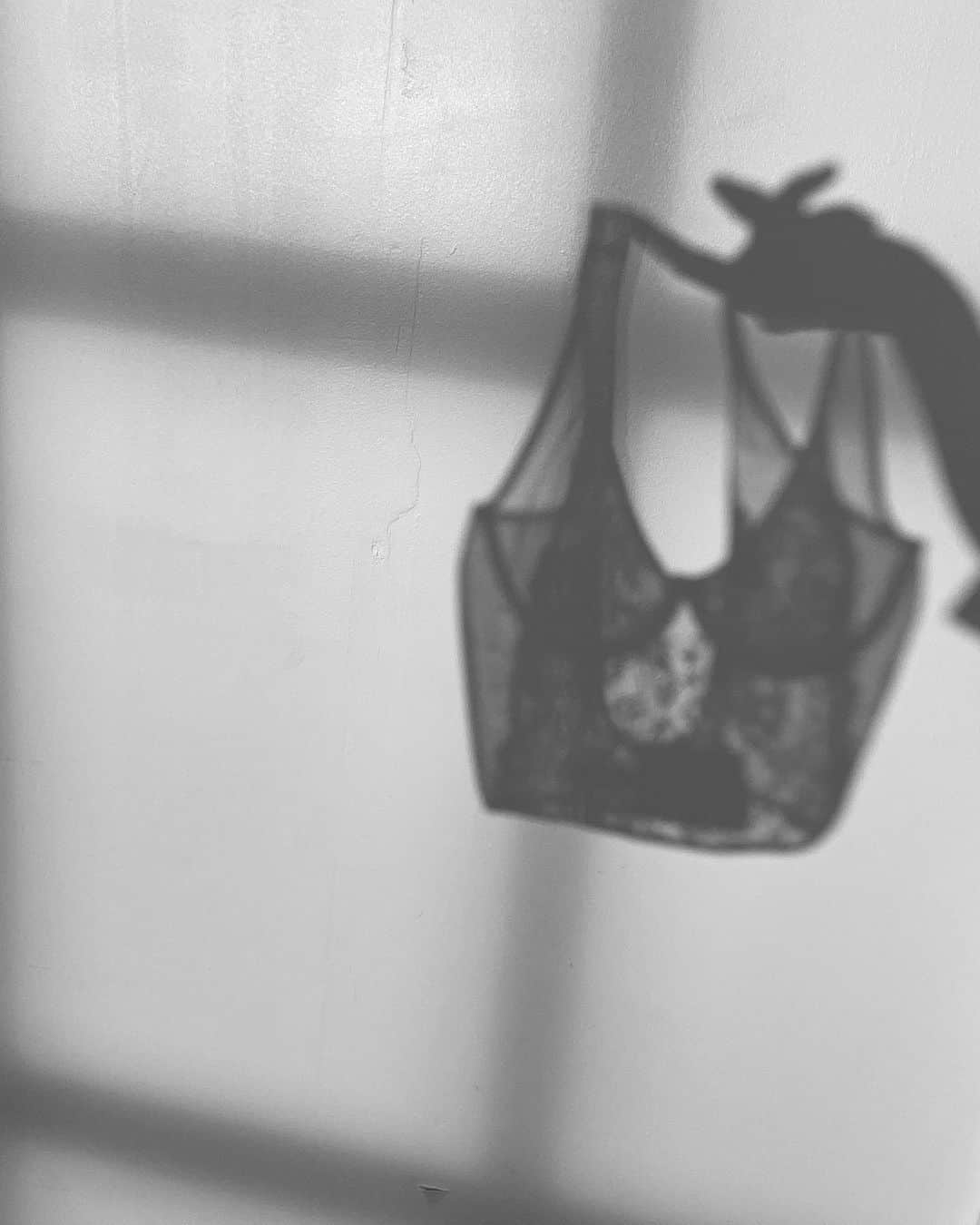 Chiyono Anneのインスタグラム：「Light as a feather, but supportive like a good friend 💕 EVYシリーズの Tank Bralette は驚くほどの軽さなのにバストを心地良くサポートします。 背中が広く空いていて、お洋服と組み合わせるのが楽しい1枚です。  #チヨノアン #chiyonoanne #bespokelingerie #ランジェリー」