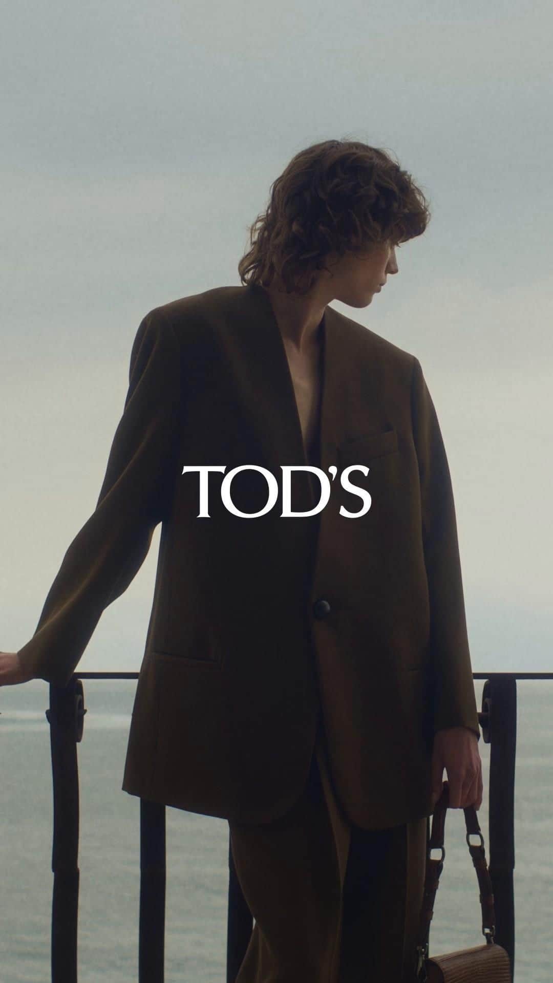 トッズのインスタグラム：「Outerwear update. Discover Tod's selection from the Fall-Winter 2023/2024 ad campaign and immerse yourself in wardrobe essentials. Video Director: @hansneumann Model: @digitalyxx  #TodsFW23 #Tods #TTimeless」
