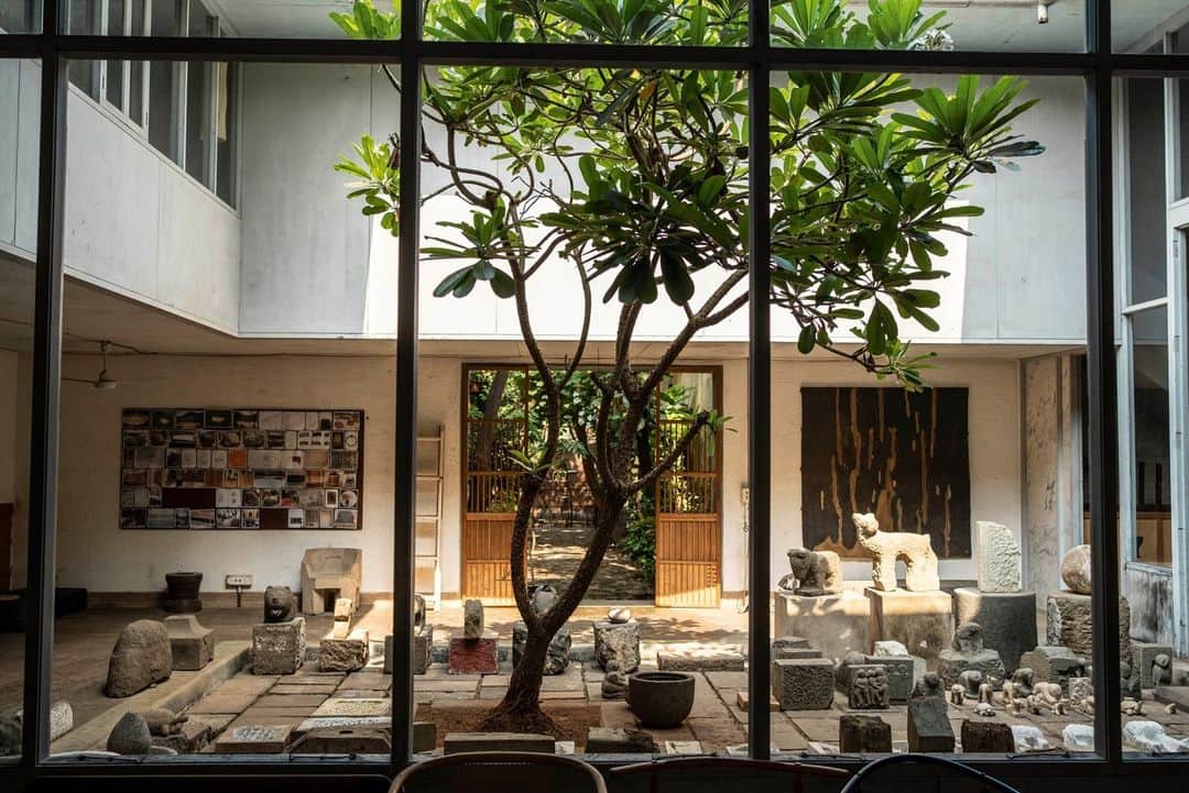 のインスタグラム：「Trailblazing Indian practice @bijoystudiomumbai’s inspired hands-on approach is the subject of a new exhibition at Paris’ @fondationcartier. In our latest issue, we meet its unconventional founder Bijoy Jain at his studio in Mumbai’s Byculla neighbourhood. ⁠ ⁠ The stone works shown here will be on display at the Parisian exhibition, titled ‘Breath of an architect’, which runs from 9 December-21 April 2024.⁠ ⁠ For more on this story, see the link in bio or Wallpaper’s December issue, on newsstands now.⁠ ⁠ 📸: @nevillesukhia⁠ 🖊: @amyserafin⁠ ⁠ #wallpapermagazine #architecture #indianarchitecture #indianarchitect #mumbai  #studiomumbai #bijoyjain #fondationcartier #exhibition #stonework」