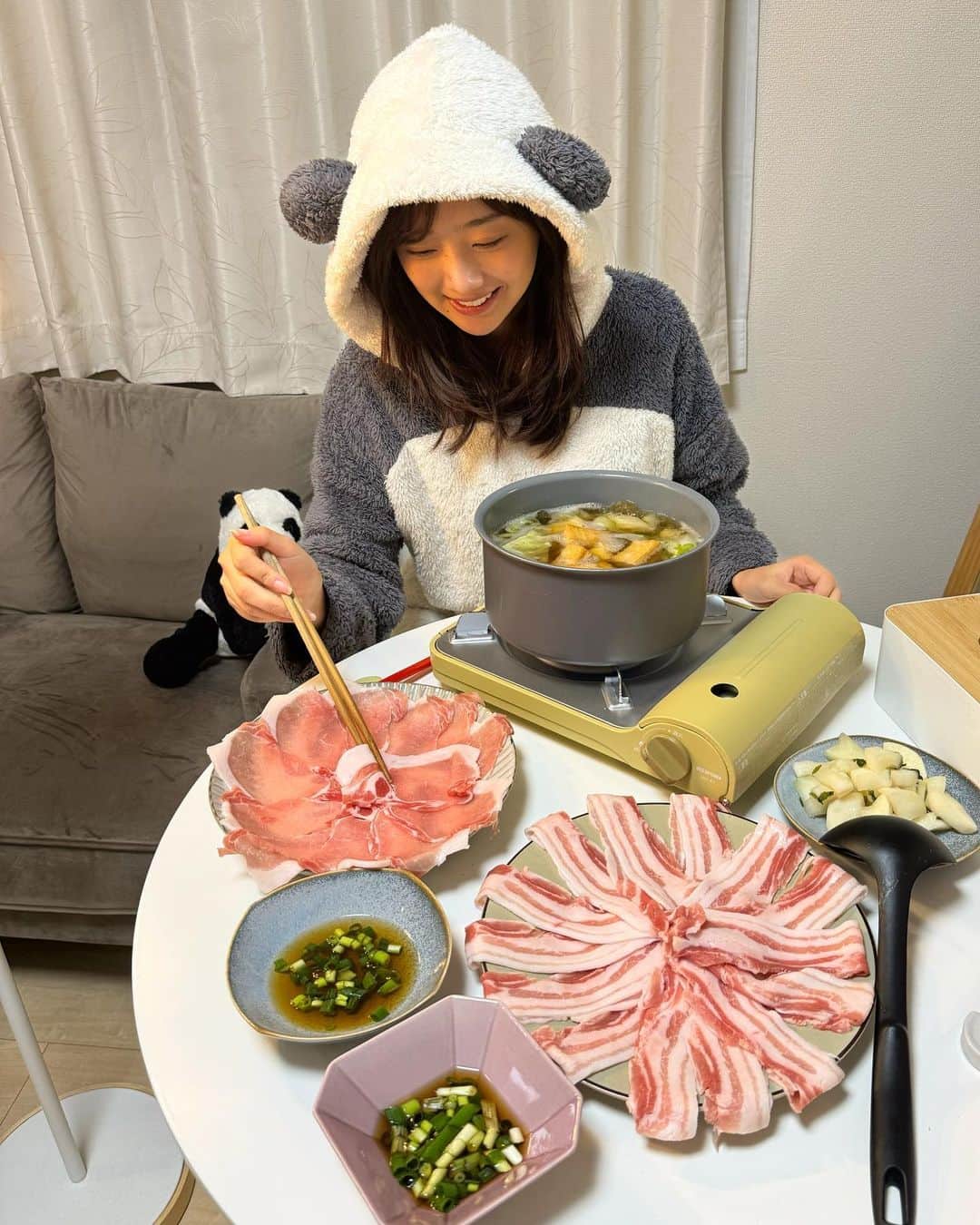 熊江琉唯のインスタグラム：「一気に冷えてきたので今晩は @okinawa_shabushabu_motobu さんの、“自宅 de 沖縄しゃぶしゃぶ♪” セットで鍋にしました🍲💛  アグーの最上級・黒豚バラ＆ロースがそれぞれたっぷり400g以上入ってます😳 （写真には載せきれてないんです、これで全体の半分か2/3かな？😂）  沖縄旅行で食べたあの美味しい豚肉がこうやって通販で自宅でも味わえるなんて贅沢だ🫶  冷凍で届くんだけど冷蔵室でゆっくり解凍したからお肉がツヤツヤ…✨ 味はもう言う事なしの旨さです☺️ 脂の甘みとお肉の旨みが最高🤤  自家製の出し汁とシークワーサーポン酢もついてきて🙌これが本当にお肉に合うの🐖🤍  激ウマすぎたのでこれからも贅沢したい時や年末年始などの家族での集まり用に頼もうと思います☺️ごちそうさまでした✨  PR @okinawa_shabushabu_motobu #沖縄しゃぶしゃぶ #しゃぶしゃぶセット #アグー黒豚 #自家製鰹出汁 #シークワーサーぽん酢 #通販グルメ #沖縄グルメ」