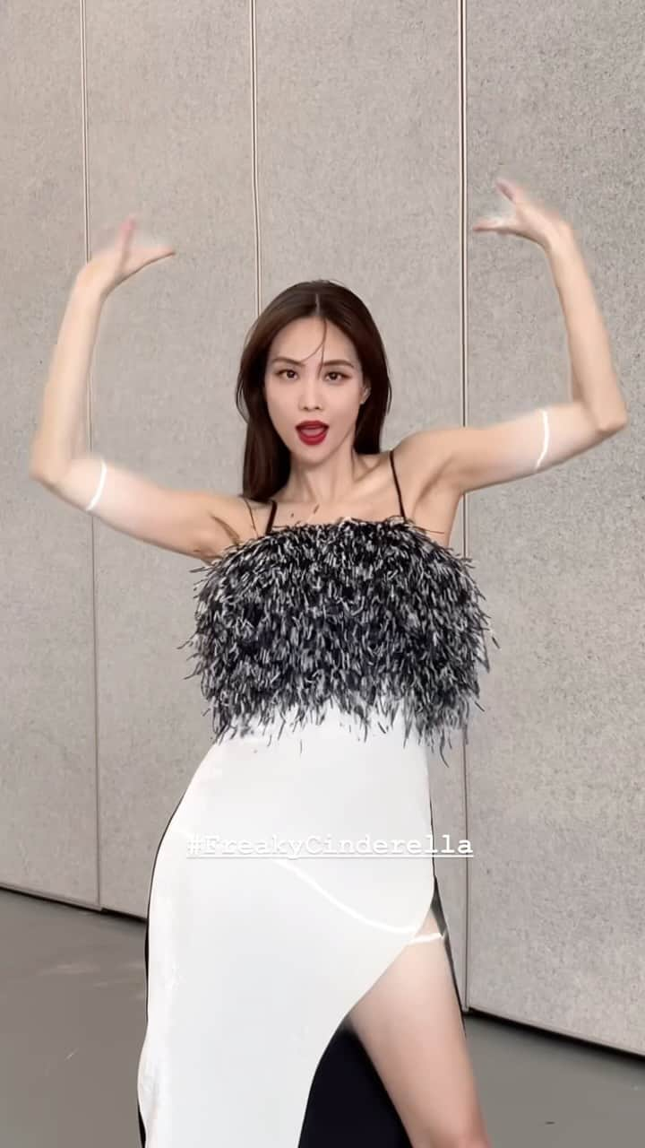 フェイ のインスタグラム：「#FreakyCinderella #疯狂灰姑娘 #dancingchallenge #Fei #페이 #王霏霏 🧚👄👠💍👸」