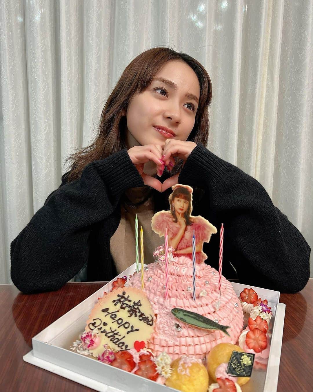 平祐奈のインスタグラム：「🩷🩷🩷 25🦏✌︎✌︎ まさかの舞台上でお客様にもお祝いして 頂いて幸せな誕生日になりました。  無事に大阪千秋楽！ お次は東京へ🐟🐟  可愛すぎるケーキは紅ちゃんからのサプライズ😭🩷  みなさん、、 ほんっとううにありがとうございます！！  私25歳もがんばりまっす！！！！  情報解禁されてないのいっぱいあるから待っててね！🤭」