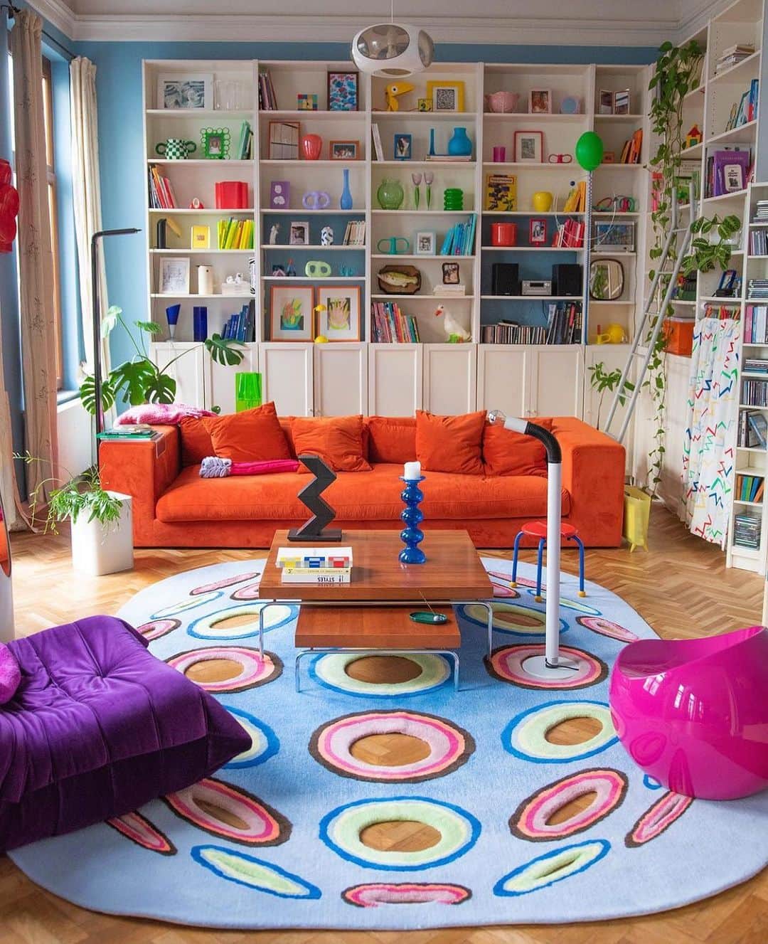 KEISUKE SYODAのインスタグラム：「SPOTTED OUR @studiotheblueboy POP ART DOTS RUG 💚💛🧡💜❤️💙🩵🩷 at theirs beautiful flat in Brussels, Belgium 🇧🇪 @well.homed Perfect decoration that I’m obsessed with 😍🍄」