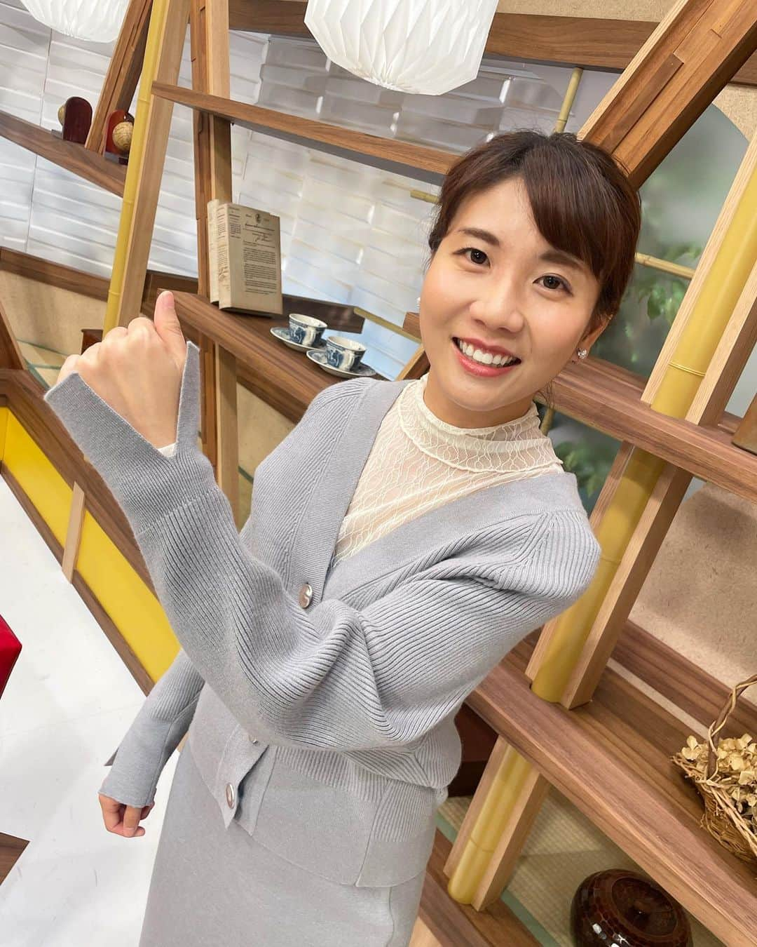 東條麻依子のインスタグラム：「プライド衣装とヘアメイク🍁 セットアップです！  インナーのレースも可愛い🫶🏻  👗Te chichi  💇‍♀roijir   #衣装#テチチ#roijir#アナウンサー #プライドせとうち経済のチカラ#東條麻依子#女子アナ#インスタ#instagood #instagram #instalove#instafashion #hair #hairstyle#fashion#岡山#香川 #秋コーデ #グレー#レース」