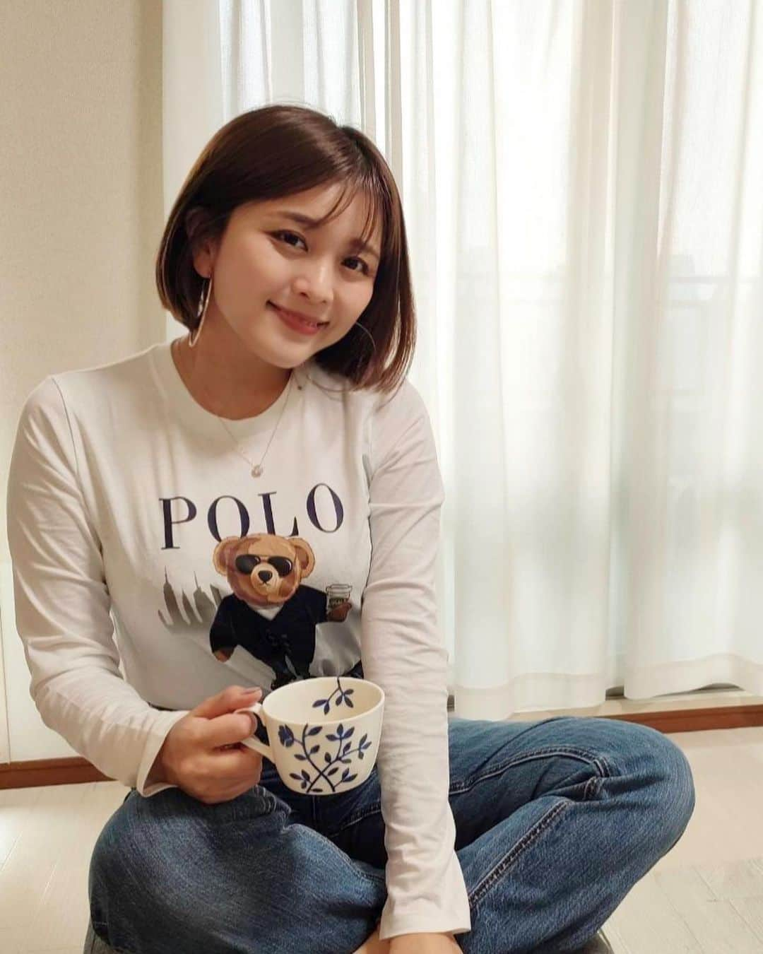 東紗友美さんのインスタグラム写真 - (東紗友美Instagram)「発売中のSweetのカルチャーページにてお気に入りのサブスクを紹介する連載コーナーを書いております✏️ @sweet_editors 恋愛映画がより一層みたくなるシーズンと言われていますが、秋からクリスマスにかけておすすめの映画🎄 #カレとカノジョの確率  大好きな映画です。今年配信された作品ですが、まだ見ていない方がいましたらぜひ見てください。かわいいお話ですが、わりと運命論者的思考の私は色々刺さるところがありました。  この物語は冒頭でこの映画をこう説明するんです。 ''これは愛の物語じゃない、これは運命についての物語、または統計''と。 そう語り手がはっきりと述べているだけあつて、飛行機が墜落する確率は500万分の1、遠距離恋愛の成功率は56%など確率の話があちらこちらに出てくるところが興味深く見入ってしまいます。 イェール大学で統計学を学んでる設定のカレの話す、数字込みの普段の会話がふむふむ👂と聞き入ってしまう魅力があるのも、見どころですが他の見どころについても執筆しておりますのでぜひ雑誌を読んでみてください。  運命なのか、統計なのか。 どちらがあなたを突き動かすのか。  ホッと一息☕️ コーヒーとともにSweetを✨  #ネットフリックス #Netflix #映画　#映画好きな人と繋がりたい　#映画垢　#映画鑑賞　#試写会　#sweet #女性誌」11月12日 23時09分 - higashisayumi