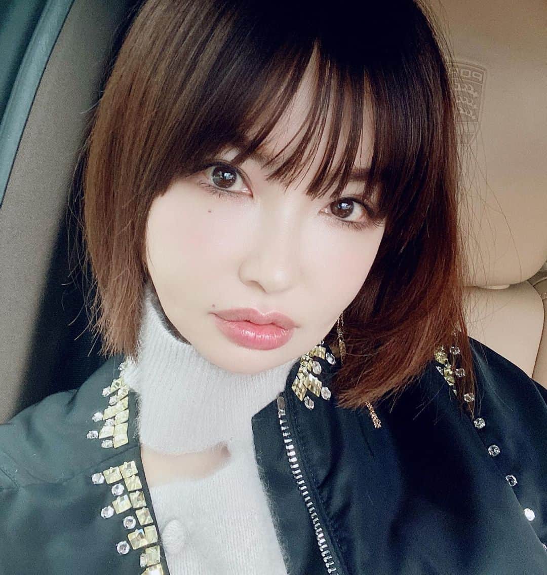 平子理沙のインスタグラム：「急に寒くなりましたね〜！ 寒暖差に気をつけてくださいね😃 今月は、わたしのママさんがLAから帰国していて、 毎日バタバタとしています。 いつも2人で写真を撮り忘れてしまうので、 一緒に写真を撮ったらアップします😊  #lifestyle #fashion#beauty#risahirako#平子理沙」