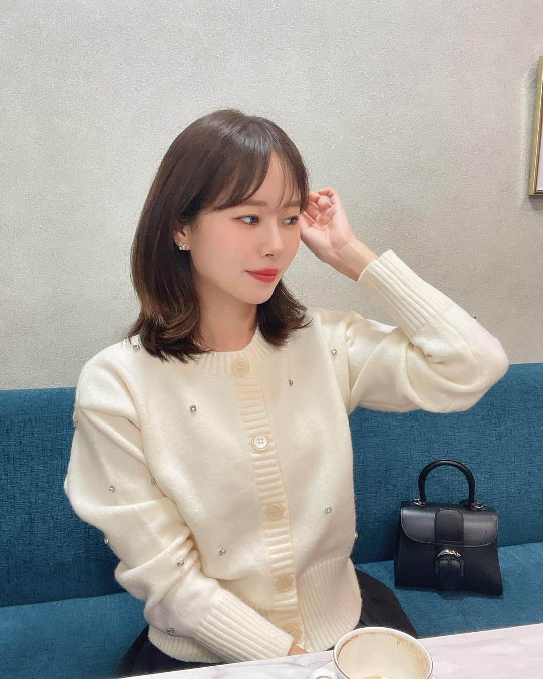 ハンナミのインスタグラム：「☕️🌲✨🤍  ここのカフェオレがおいしくて また来てしまった〜♩  新作のビジューカーディガンは アイボリーとブラック2色です 🫶🏻」