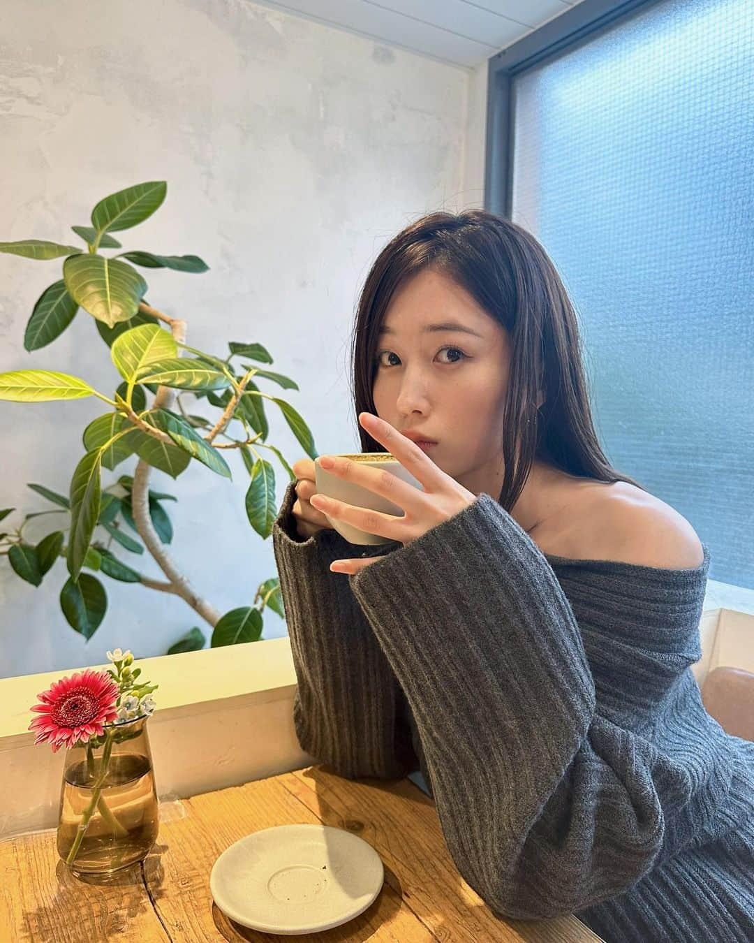 増澤璃凜子さんのインスタグラム写真 - (増澤璃凜子Instagram)「🤳🏻☕️🍴🌧️ ⁡ ⁡ ニット引っ張り出しちゃうよね。 初めてのグレーのオフショル🐰 #りりこふく #knittops #libjoie #pasta&wineclub  @libjoie」11月12日 23時05分 - ririkomasuzawa