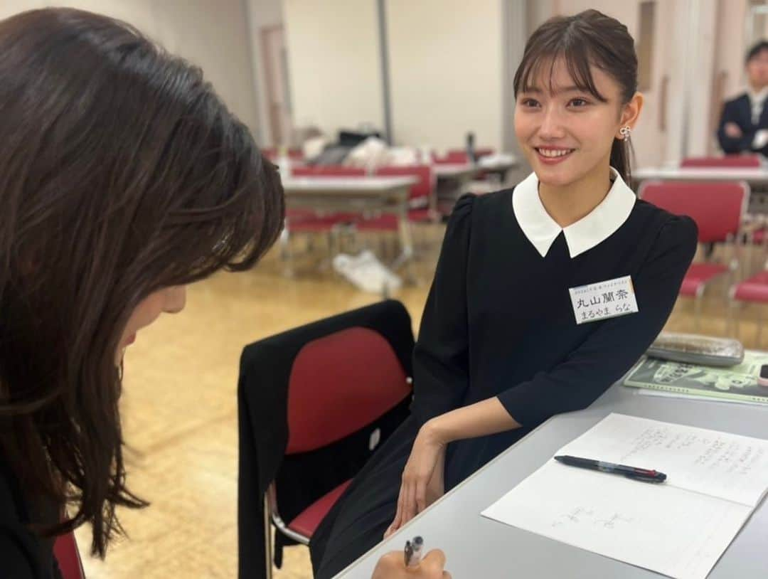 丸山蘭奈のインスタグラム：「ミス日本第2期勉強会4日目  教育コーチング×志 研修   ～人の幸福に貢献し、自分の降伏も手にし、本物のWell-Beingを手にしよう～   ：成基総研 研修事業部 松久美禄先生    成基   個別教育ディビジョン エリア塾長 上中崇志先生    成基   個別教育ディビジョン ゼネラルマネジャー 鹿取広幸先生    日本青少年育成協会認定 A級認定トレーナー 小沢珠美先生  第2期勉強会最後はコーチングの講義でした。 コミュニケーション、四魂について学んだ後、グループに分かれて自分の志を発表しました。  まず、コミュニケーション能力について。 コミュニケーション能力とは、人間がお互いに意思や感情、思考を伝え合う力です。 私たちはコミュニケーションを「相手次第」にしていて、変わるべきは相手であると思ってしまっています。ですが実際はコミュニケーションの起点は自分にあります。 私自身人見知りで、人によって初対面で「話しやすいな〜」と感じることがありました。ですが、これも"相手次第"にしてしまっていることに気づきました😳 まずは自分から話しかけたり、その人の事を知ろうとしたり、自分自身が変わらないといけないんだと感じました。  また、志の一文を作り、グループ内で発表し合いました。 この時、相手の志を理解していないのに理解したと言ったり、褒めるばかりでは相手のためになりません。そのため、お互いのことを思ってアドバイスし合いました。 何度も志をグループの中で練習していくうちに、自分の意思をしっかりと持って、気持ちを込めなければ相手に伝わらないということを実感しました。 最後に先生とグループのみんなが理解してくれた時、今までに感じたことのない達成感がありました。その時の気持ちは、最初の志発表の時とは変わっていました🔥  グループのみんなと切磋琢磨し合ったことは、すごく刺激的でした✨✨  素敵な講義をありがとうございました☺️✨  #ミス日本  #2024ミス日本ファイナリスト  #ミス日本の勉強会」