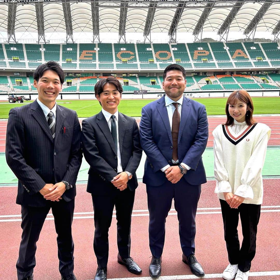 山﨑加奈のインスタグラム：「・ 高校ラグビー県大会決勝🏉 今年も聖光側のリポートを担当しました！ 最後まで全くわからない、安心できない展開で、終了のホイッスルが鳴った瞬間は自然と私もガッツポーズをしていました🥹 そこまで彼らを追い詰めた翔洋の粘り強さ🔥終わった後の涙はとても美しかったです。 きっと聖光の選手たちにとって翔洋の存在が、花園での戦いの追い風となってくれるはず！  3年連続でリポートに携わり、当時1年生の選手はもう3年生✨ 成長を感じるとともに、年次が上がるごとに大きくなっていくラグビーに対する想いも知ることができてとても感慨深いです☺️  花園でどんなラグビーを見せてくれるのか、楽しみにしています❤️‍🔥❤️‍🔥 ・ #sbsテレビ #静岡放送  #高校ラグビー #静岡県大会  #決勝 #聖光学院高等学校 #東海大静岡翔洋高校 #ラグビー部 #アナウンサー #山﨑加奈」