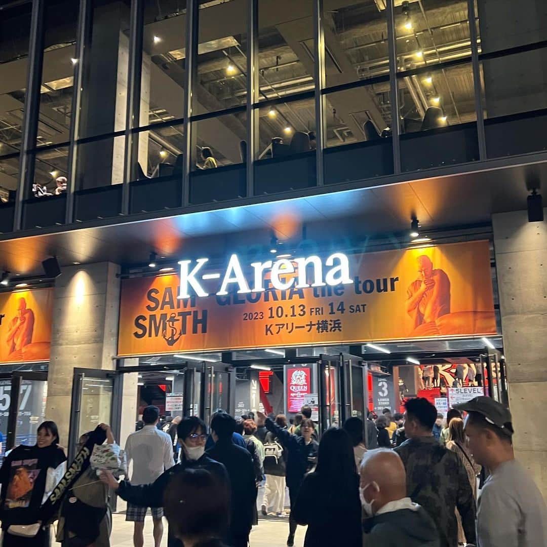 小林 ディスカスのインスタグラム：「先日は、 「Sam Smith」🎙️ @samsmith  GLORIA the tour に、 「大塚弘子」氏🌹 @hiroko_ohtsuka  @natural_forme  に連れて行って頂きました！  非常に良席でアゲしたっ！笑 👱🏽‍♂️🔥🔥🔥🙋🏼‍♂️  歌は上手いし、 コンセプトから演出、 衣装CHANGEと全てがパーフェクトっ！！  SAMの生き様、 しっかりと見させて頂きましたっ！！  最高過ぎたよ…！！ 👱🏽‍♂️🔥🔥🔥😭  #tokyo #japan#fashion #beauty #東京ライフ #samsmith #サムスミスライブ」