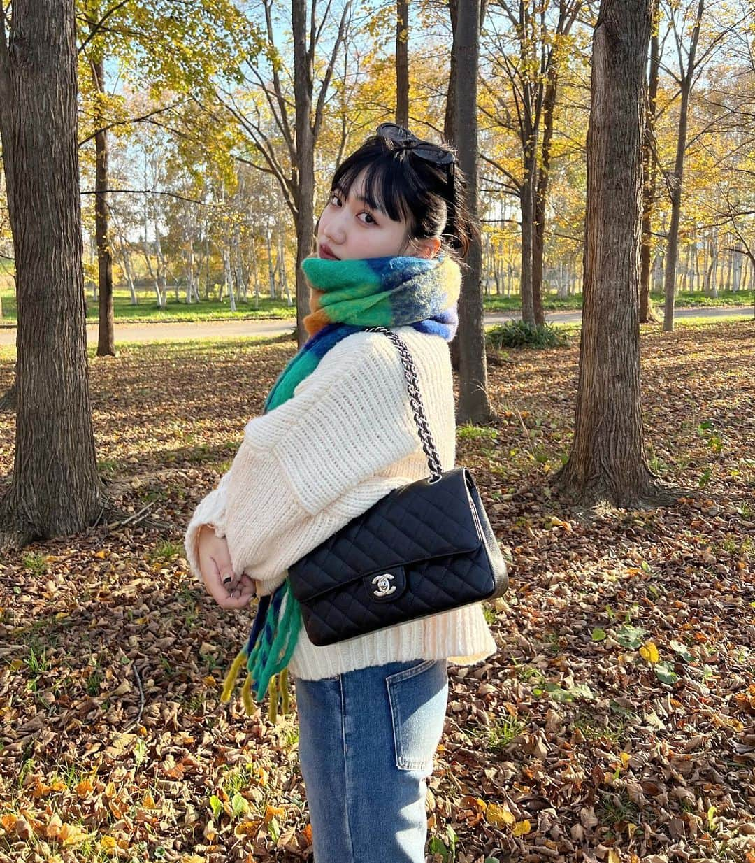 河崎みーなのインスタグラム：「北海道の紅葉が綺麗だった🍁  📍モエレ沼公園　ずっと行きたかった所に行けて大満足🤎 . . .」