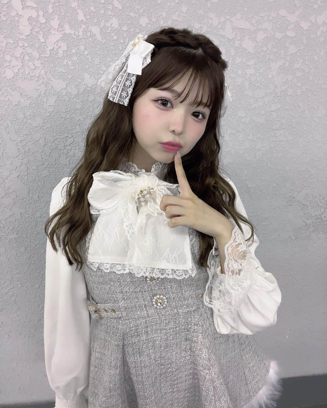 りょーかのインスタグラム：「・ ・ TGC teenありがとうございました🐰🤍 沢山の歓声とうちわ、ありがとうございます（ ; ; ）  またすぐ会いたいねっ 配信で見てくれた子もありがとう❤︎  AWのモデルをさせて頂いているROJITAさん🎀 トリを歩かせて頂きました❤︎」