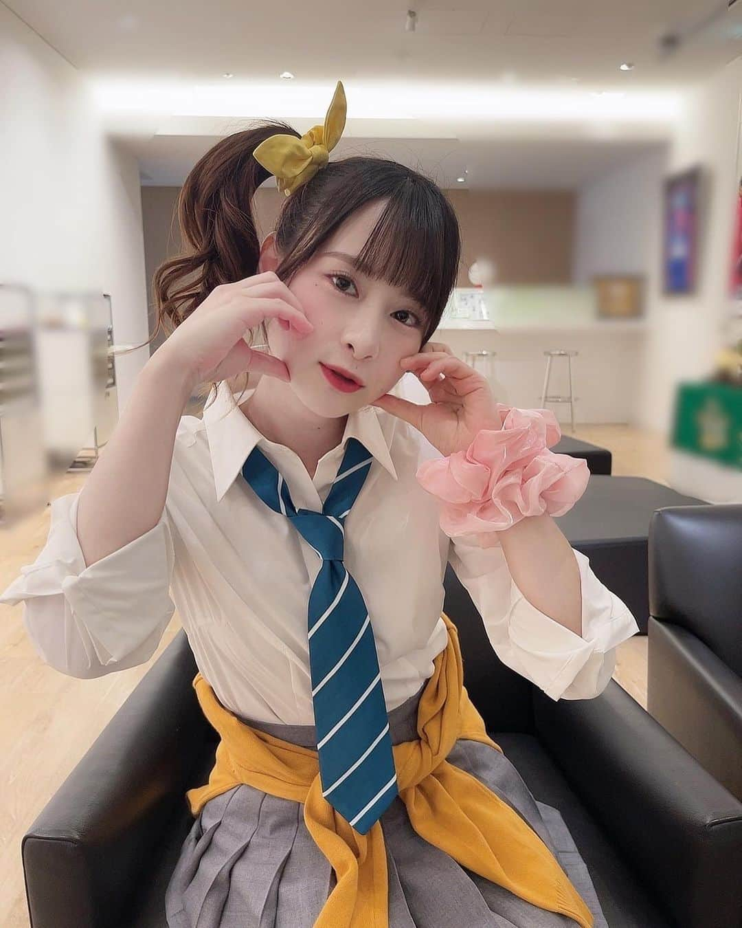 前田佳織里のインスタグラム：「#もうスク #創彩少女庭園 イベントでしたっ！✨ はじめてのギャル😎 衣装楽しかった〜！ルーズソックスをはじめて履きました笑 2年生の物語もたくさん始まったらいいなっ♫  今日は立川でイベントだったけど、立川久々来たけどやっぱいいとこですな！✨ 私 演じる一条星羅ちゃんプラモもぜひ発売お楽しみに！✨  #ギャル #ルーズソックス #制服  #立川」