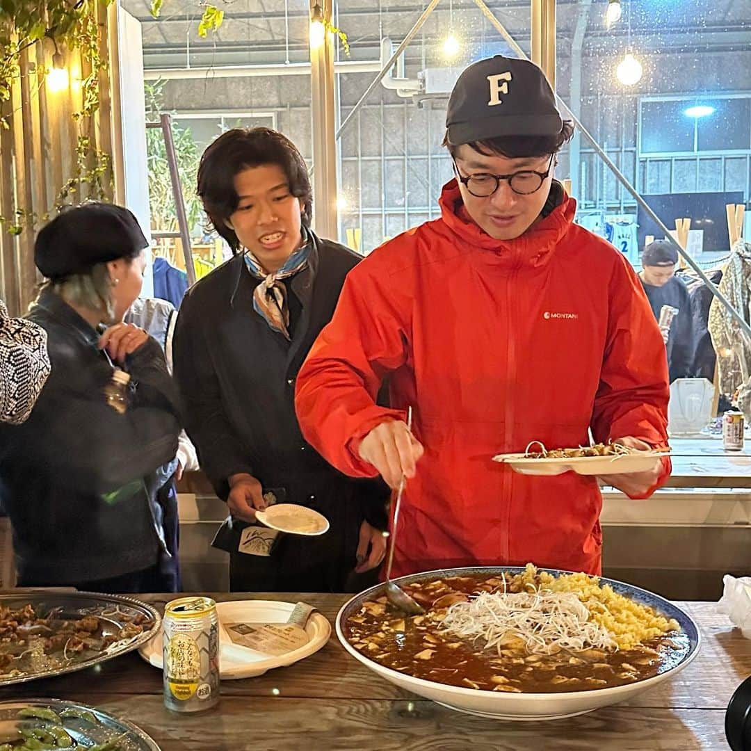 のインスタグラム：「＊ 【ヴィンテージアワーまとめ☺️🤓】 先週末土日は @vintagehour_bf に パンとコーヒーで出店させていただきました。  ヴィンテージアワーを主催しているのは 週一パンの日でお世話になっている @meetme_here_ @atf_usedclothing  @atf_aimy さんご夫妻！ 徳島では普段お目にかかることができない 豪華な出店者さんを日本中から集めてきて、 飲食ブースはどこもおしゃれでおいしくって、 お客さんはみんな楽しそうで。 私たち県内勢もなかよしなおなじみさんと 一緒に出店できるのが嬉しいし楽しいし、 ２日を大きなトラブルなく終え そしてお客様も出店者さんも 皆が笑顔で帰っていく様子を見て、 市川夫妻のお人柄・人望・気配り力は ほんとにすごいなぁとあらためて思ったのでした。  今回の出店で新しく仲良くなれた方もいて、 私たちにとっても本当にうれしい機会でした。 どれもこれも徳島に新しい風を吹かせてくれる 市川さんご夫妻のおかげ！今回も楽しかったな♡ 本当にありがとうございました〜☺️🤓♡」