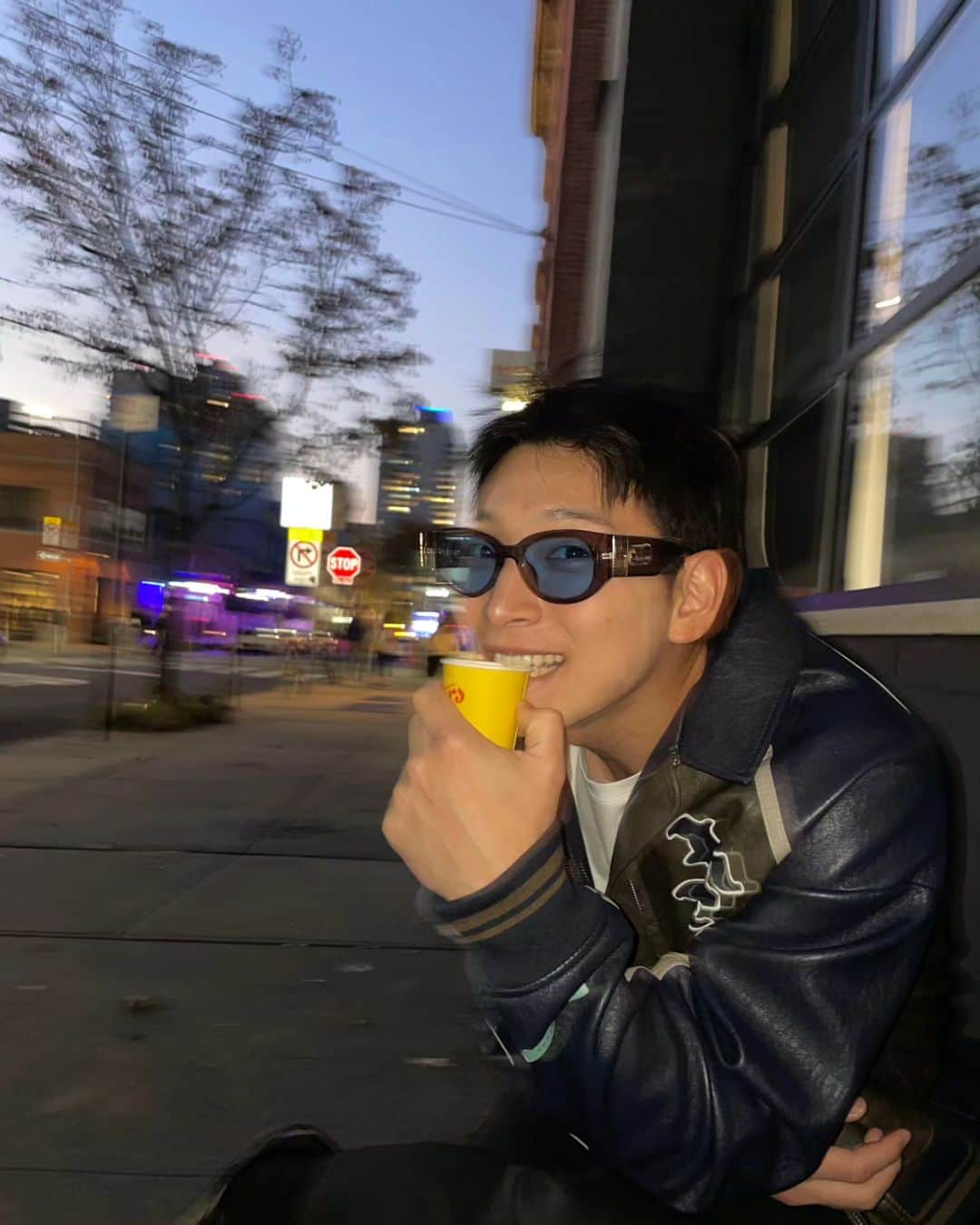 ジヌン さんのインスタグラム写真 - (ジヌン Instagram)「Hi guys! 내가 새로 get한 item 자랑 할거야! 너무 이쁜 sunglasses you know?? Umm.. A Little bit 흔들린 픽쳟는. Ma style」11月12日 23時22分 - jinwoon52